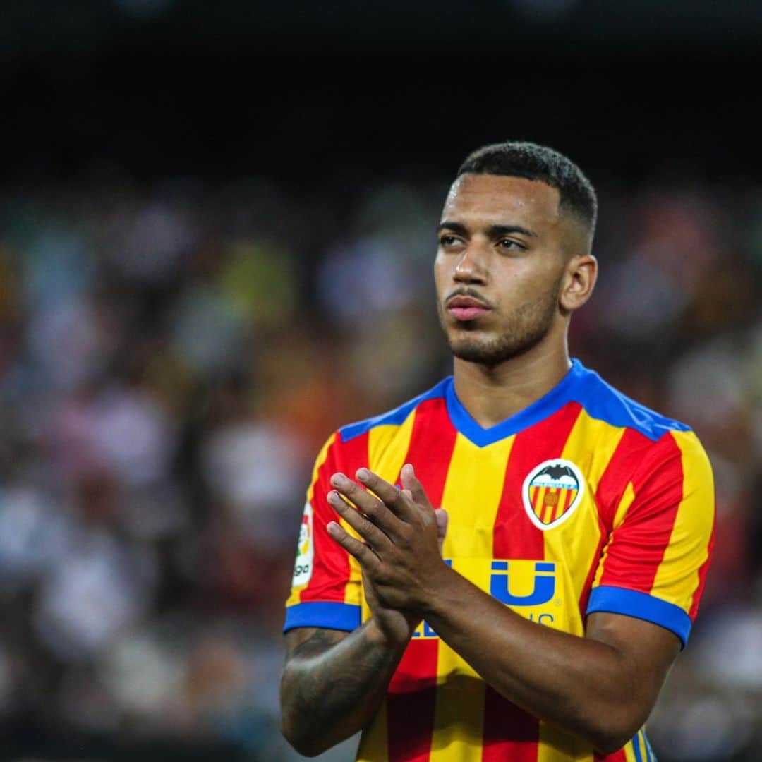 ルベン・ヴェソのインスタグラム：「Queridos valencianistas ,  Llega el momento de decir adiós a una etapa inolvidable de mi corta carrera. Ha sido un honor y un orgullo haber formado parte de un club de la grandeza del Valencia.  Gracias por todo el apoyo y cariño que siempre me habéis dado. Llegue un niño con sueños y me voy un hombre con muchos sueños cumplidos y otros tantos por cumplir... Siempre os seré agradecido por todo... Me quedaré con todo lo bueno que viví en el club y con todas las noches mágicas que vivimos juntos en Mestalla en estas 6 temporadas!  GRACIAS A TODOS y AMUNT  Vezo.」