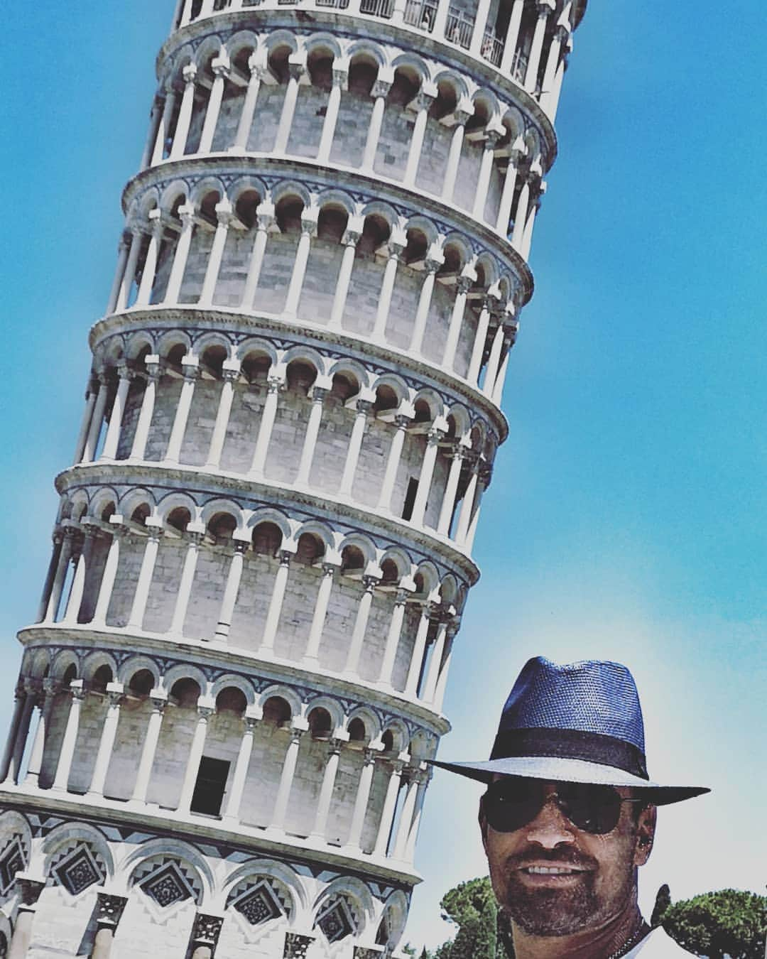 マヌー・ベネットさんのインスタグラム写真 - (マヌー・ベネットInstagram)「She's much more beautiful in person. #leaningtowerofpisa」7月1日 23時00分 - manubennett