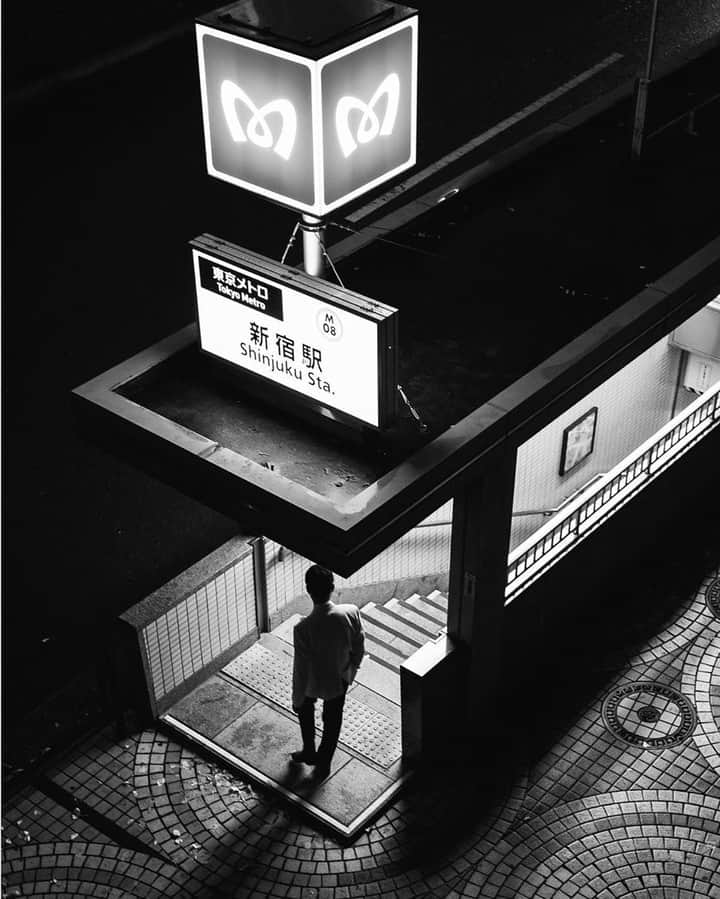 ライカさんのインスタグラム写真 - (ライカInstagram)「Street photographer Hiroshi Tabata (@hiro_ig101) works with his Leica M10, a raised viewpoint and some wonderful light to capture this moody shot at Shinjuku Station, Tokyo. Discover the Leica M10 for yourself via the bio link.  #LeicaCamera #Leica #🔴📷 #Leicagram #LeicaM10 #LeicaMonochrome #TheLeicaLook #LeicaWorld #Leica_Club #LeicaSociety #LeicaPhoto #ShootLeicaPro #streetphoto #bnw_world #bnwmood #bnwlovers #streetsoftokyo #bnwstreet #photocinematica」7月1日 23時00分 - leica_camera