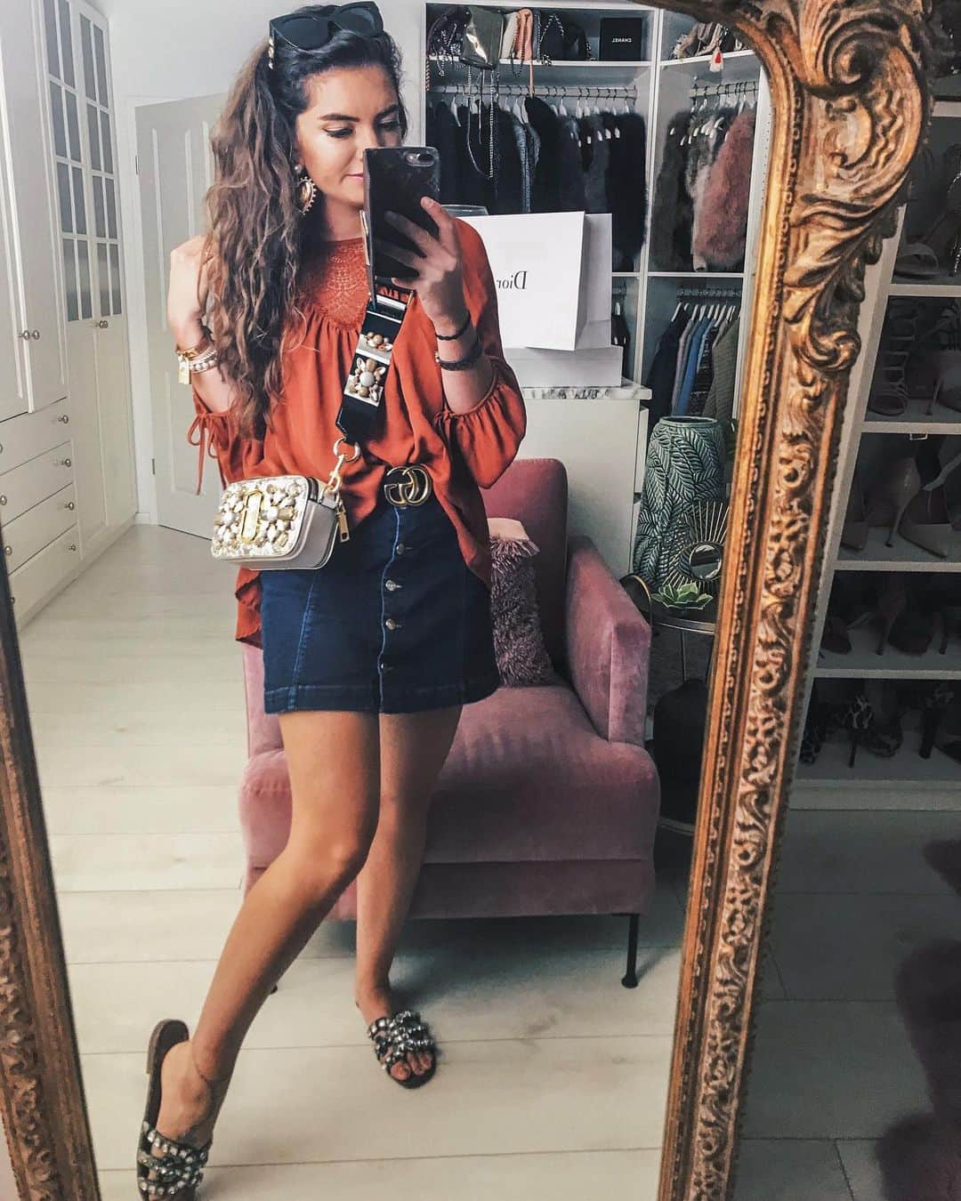 Anniさんのインスタグラム写真 - (AnniInstagram)「Long time no mirror selfie 😎☀️ #casualstyle #homesweethome ——————————————————————————— • • • • •  #outfit #fashion #fashionblogger #ootd  #shopbop #fashionblogger_de #blogger #inspiration #inspo #girl #me #look #ig #kissinfashion #americanstyle #stuttgart #marcjacobs #denim #samedelman #interior」7月1日 22時58分 - annaleacosta