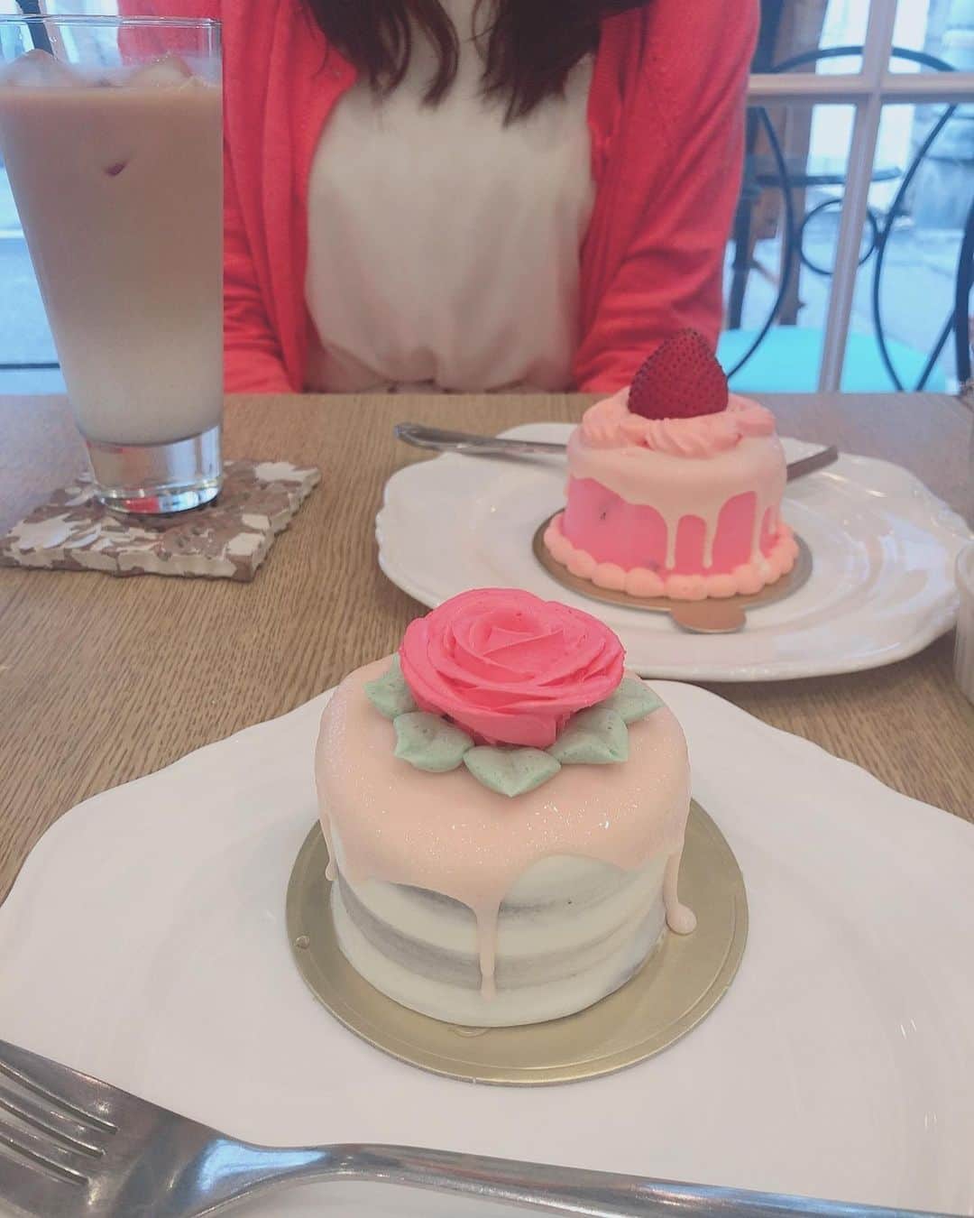 須藤凜々花のインスタグラム：「🌹 かわいいおっぱいと、かわいいケーキを食べに行きました。表参道 このカフェの店員さんが、深夜のコンビニの店員さんと同じテンションで好感が持てました。 また、私の選んだこの可愛らしい薔薇のケーキは、「モンブラン」という直球の名前で好感が持てました。 980円でした。 でも、ケーキ一個でお腹いっぱいになり、夜ご飯が食べられなかったので、コスパは良いです。 (私は少食ではありません。) 机にひまわりが飾ってあったり、店内も可愛らしいので、おススメです♡♡♡」