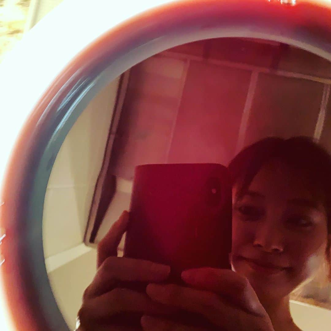 久冨慶子さんのインスタグラム写真 - (久冨慶子Instagram)「初めて紫蘇ジュースを 作ってみました🍷 薄めて飲みます😋 もう少し酸っぱめでもいいかも！ ジュースで使った紫蘇の残りはふりかけに🍚 グラスに薄っすらみえるのは 土井先生と私です😙 ＊ ＊ #しそジュース  #紫蘇ジュース #ふりかけ #手作り #久冨食堂」7月1日 22時53分 - keiko0hisatomi