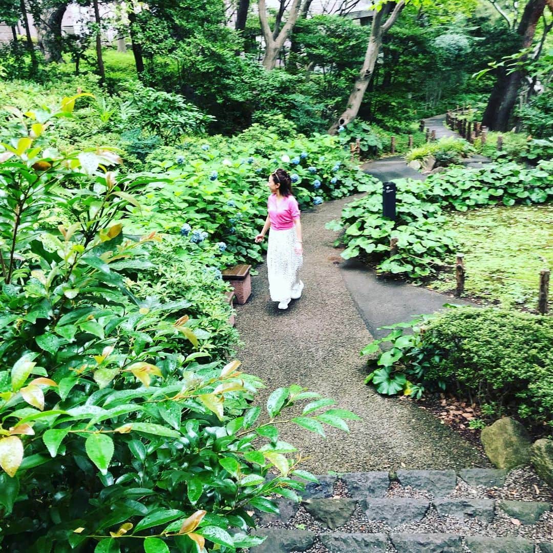小川薫さんのインスタグラム写真 - (小川薫Instagram)「出張とパーソナルトレーニングを受けに東京へ✨ 今回は初めて東京マリオットホテル @tokyomarriott へステイ。品川からすぐなのにホテルの周りは緑も多く、26階にあり都内が一望できるエグゼクティブラウンジも居心地がよく仕事もはかどりました。欧米からの宿泊客が9割をしめるのも納得。スタッフの皆さんの細やかな気遣いや朝食も満足度が高く延泊したくなったほど😊  #マリオット東京 #marriotttokyo #東京マリオットホテル  #salondeclover  #サロンドクローバー #小川薫 #おもてなし #おもてなし料理教室 #料理教室 #料理研究家 #テーブルコーディネート #テーブルコーディネーター  #大阪料理教室 #cookingclass  #tablesetting  #堀江 #堀江公園 #tablecoordinate #パーティーフード #おもてなし料理 #スガハラ #sghr #アンティーク #夏の中華 #中華 #中華レッスン #夏のおもてなし」7月1日 22時54分 - salondeclover