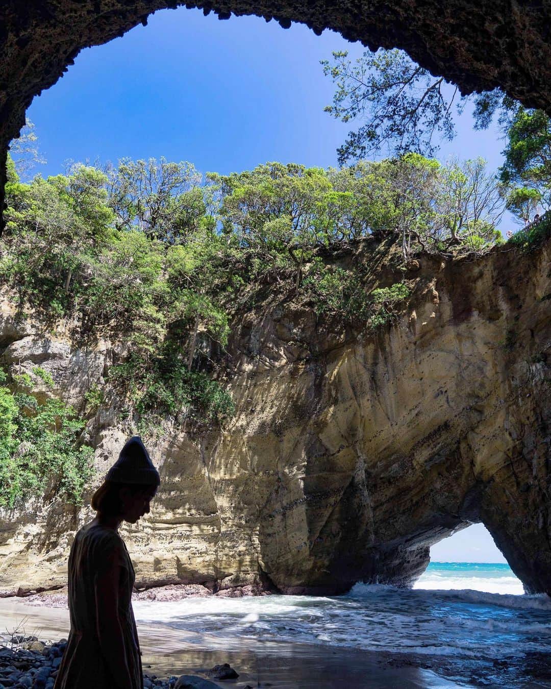 詩歩さんのインスタグラム写真 - (詩歩Instagram)「✨﻿ ﻿ 伊豆半島ジオパークになっている龍宮窟。﻿ Ryugukutsu cave is one of the “Izu peninsula geoparks” that has been world-certified in 2018. ﻿ ﻿ ﻿ ﻿ 静岡の伊豆半島は、太古の昔は「離島」でした。﻿ 100万年前にその島が本州に激突して、くっついて、半島になったのです。﻿ ﻿ そんな伊豆半島の先端にある #龍宮窟 は、空に向かう天窓と、太平洋から波が打ち寄せる外側の穴の2箇所に大きな穴が空いています。﻿ ﻿ 天窓は直径40～50mもあって、写真で見てたよりとっても大きい😳‼️﻿ ﻿ 波の音が洞窟の中でこだまして、地球を感じるよい空間だったな〜。﻿ この洞窟を上の遊歩道から見下ろすと、この前postした、ハート型の洞窟になっているのです♡﻿ ﻿ JRのポスターで吉永小百合さんがポツンと立っている洞窟が、この洞窟ですよ〜💡﻿ ポスター見たことある人も多いんじゃないかな😊🌱﻿ ﻿ ﻿ ﻿ @shizuoka_kankou ﻿﻿﻿ 📍龍宮窟(りゅうぐうくつ)／静岡県﻿﻿﻿﻿ 📍Ryugukutsu cave／Izu Shizuoka Japan﻿﻿﻿﻿﻿ ﻿﻿﻿﻿ ﻿﻿﻿﻿ ©詩歩/Shiho」7月1日 22時55分 - shiho_zekkei