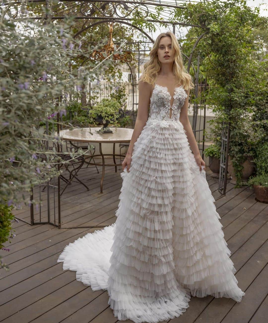 Wedding Lifeのインスタグラム：「Absolutely stunning!😍 ”HOLLY” gown from Diamond Collection by @rikidalal_official . .  For inquiries: 👍 DM: @rikidalal_official 📧 Email: info@rikidalal.com 🌎 Visit: www.rikidalal.com」