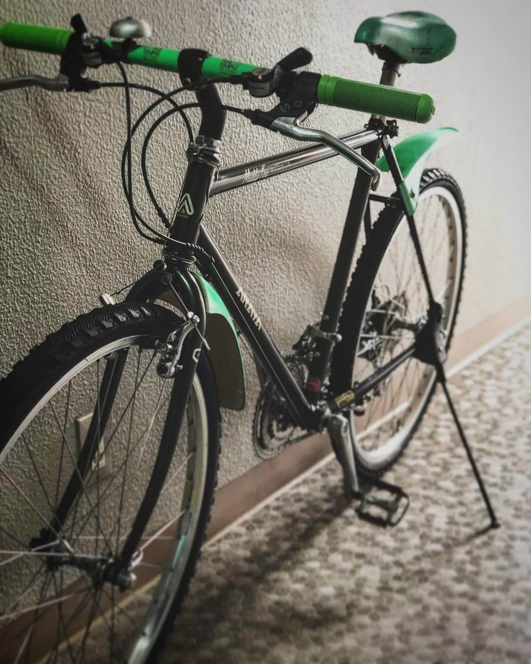 滝田学さんのインスタグラム写真 - (滝田学Instagram)「NEW相棒🚲 ARAYA MuddyFox  30年以上前の親父のお古が実家に眠っていた為リペア！ ARAYA Muddy Fox 新しいの買うか迷ったけどリペアして良かったー わたくし、自転車素人ですが、どんどん好きになっていってる。。。（笑）  自転車屋のおじさんがだいぶ面倒見てくれた。。。30年くらい手付かずで眠っていたしパーツもないし修理も大変だったろうに。。。嬉しい😊 #araya #アラヤ #muddyfox #マディフォックス #マウンテンバイク #クロスバイク #ロードバイク #シティバイク #26インチ」7月1日 22時56分 - takita_manabu