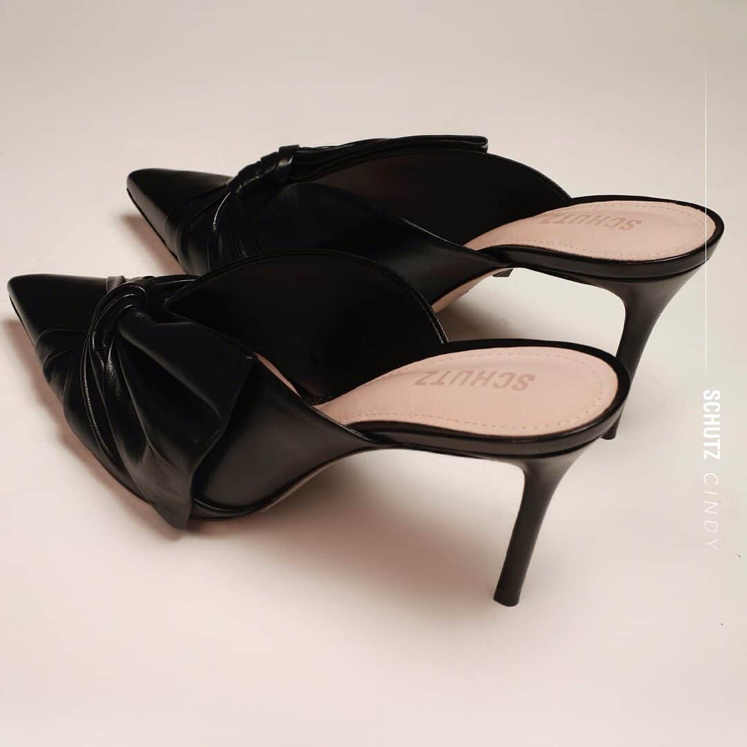 Schutzのインスタグラム：「SCHUTZ ICON: Welcome CINDY 🖤#schutzicon」
