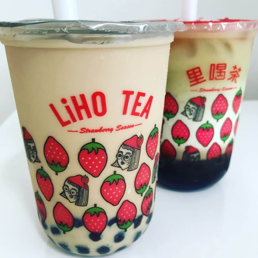 大西蘭さんのインスタグラム写真 - (大西蘭Instagram)「・ LiHO TEA🥤 ・ いちごのカップ可愛い🍓 ・ 左はミルクティー、右はアボカド黒糖パールティ🥑 ・ アボカドの匂いはなくて、クリーミーさだけが残ってるので、黒糖の甘さと合わさってスイーツ感があって美味しい😋 ・ タピオカってカロリー高そうだから、飲み過ぎに注意しないと🧐 ・ ・ #シンガポール生活 #シンガポール暮らし #タピオカミルクティー #黒糖アボカドパールティ #リホティー #パールティー  #singaporefood #singaporelife #pearltea #lihotea #里喝茶」7月1日 22時57分 - onishiran