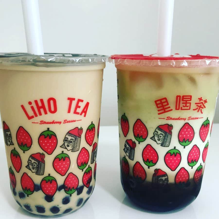 大西蘭さんのインスタグラム写真 - (大西蘭Instagram)「・ LiHO TEA🥤 ・ いちごのカップ可愛い🍓 ・ 左はミルクティー、右はアボカド黒糖パールティ🥑 ・ アボカドの匂いはなくて、クリーミーさだけが残ってるので、黒糖の甘さと合わさってスイーツ感があって美味しい😋 ・ タピオカってカロリー高そうだから、飲み過ぎに注意しないと🧐 ・ ・ #シンガポール生活 #シンガポール暮らし #タピオカミルクティー #黒糖アボカドパールティ #リホティー #パールティー  #singaporefood #singaporelife #pearltea #lihotea #里喝茶」7月1日 22時57分 - onishiran