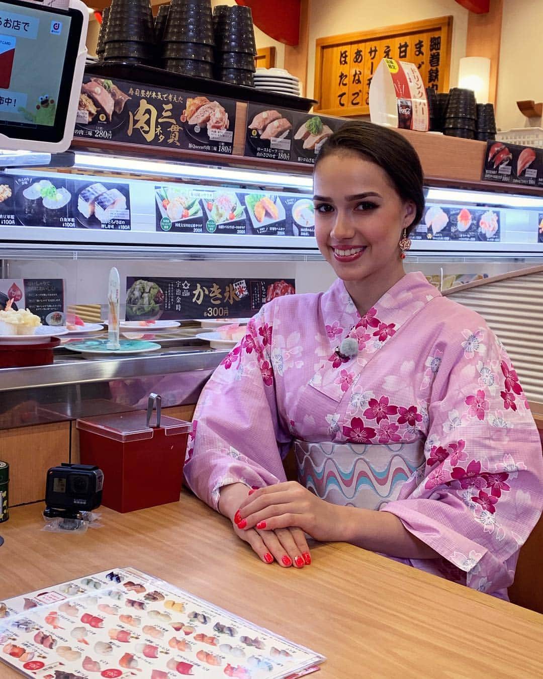アリーナ・ザギトワさんのインスタグラム写真 - (アリーナ・ザギトワInstagram)「В суши- ресторане 🥢🍣 Sushi restaurant in Japan 🥢🍣 日本の寿司 🥢🍣👍😋 #вкусно #суши #япония  #yummy #sushi #japan #寿司 #美味しい #日本」7月1日 22時58分 - azagitova