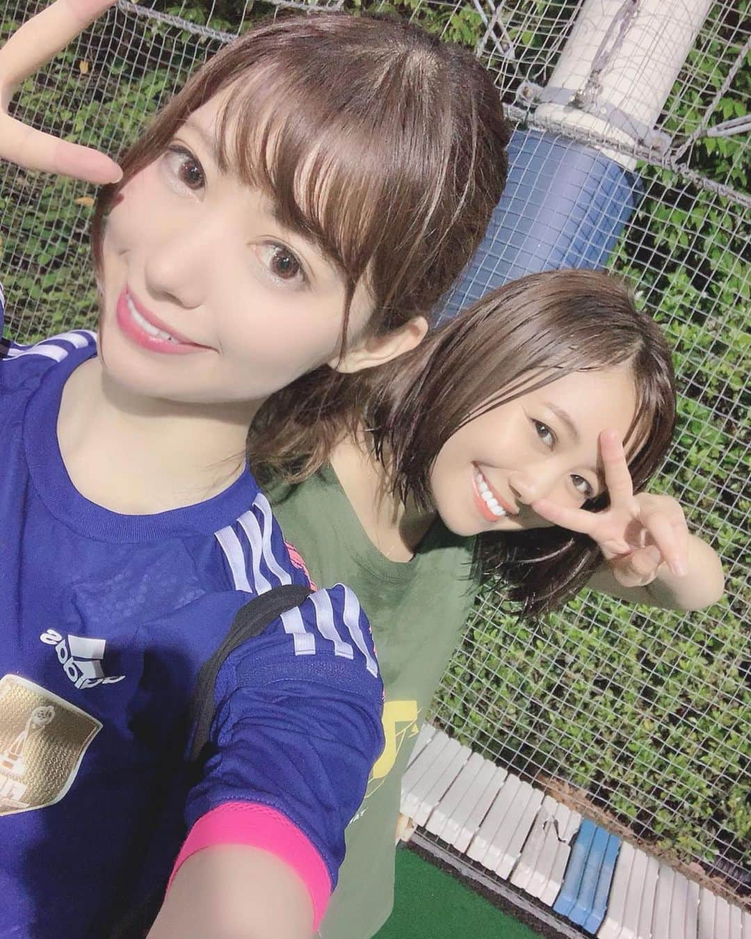 安森彩那さんのインスタグラム写真 - (安森彩那Instagram)「6月最後の日はニコハピ個サルンティ！day!でした◡̈⃝︎⋆︎* 雨天の心配があったけど、ぬーsun太陽 晴れました🌞 いや、みんなのニコハピルンティな気持ちが天に届いたんやな！ 無事に決行⚽️✨ 会場に着くとみんな来てくれてて感動した🥺✨ ‪- - - - - - - - - - - - - - - - - ✄‬ 5チームに別れて、Team2になり、はじめましての方もいて最初はぎこちなかったけど、時間の合間にチームでパス練やシュート練をしていくうちに絆も深まり、後半はニコハピルンティ円陣も組むくらいチームワークが良くなりました！ パスがよくわたるようになり、安森2点ゴールを決めることができました！ 皆さんのおかげ！✨ゴール決めたら5秒以内にハイタッチするルールも追加されそれがさらにチームワークを高めた気がする𓀠𓀠あくまでみんなで楽しく交流会を深めようっていう会なのでトーナメントにはしてないんだけど、最後のゲームはめっちゃ熱いゲームになった♥ ‪- - - - - - - - - - - - - - - - - ✄‬ ハーフタイム(休憩)では、肉じゃがをおもてなし。しのはおにぎり、ほのはサンドイッチ✨みんな‘おいしい ’て言って食べてくれて嬉しかった♥でも人数分作れなかったのが悔やまれる。。推し以外にもチームの皆さんにも食べて欲しかった🥺 ‪- - - - - - - - - - - - - - - - - ✄‬ 終わってからも皆様からの反響もあったので、恒例にしていきたいと思いました😋⭐️これも、この場所を提供して頂いたフットサル台場のスタッフの皆様、今回出演して頂いた、ほの、しの、森詩ちゃん、ちゃんかな、参加して頂いたファンの皆様のおかげです◡̈⃝︎⋆︎*集まらなかったらできなかったイベントやけんね！そしてせっかく出逢えたので、これを機に是非みんなのことも応援して頂けたら幸いです(⁎˃ᴗ˂⁎) これからも定期的に開催したいと思います◡̈⃝︎⋆︎*その時はまた是非ご参加くださいね！来れなかった方もお待ちしてます！ 足元の悪い中本当にありがとうございました！ただいま絶賛筋肉痛w皆さんも体をほぐしてゆっくり休んでくださいね！！ ‪- - - - - - - - - - - - - - - - - ✄‬ 【お知らせ⠀】 2019年7月19日(金) AYANA BIRTHDAY FESTIVAL ‘ ぬー31(さんじゅういち)’ やっちゃうよ⑅︎◡̈︎*リアル誕生日にみんなと過ごせるなんてニコハピルンティ～！ ‪- - - - - - - - - - - - - - - - - ✄‬ 場所:渋谷WOMB(ラウンジ1F) 開場:18:00.開演18:30 ticket:￥3500- (1D付き) Livepocketにて販売中(プロフィールにURL貼り付けてるのでそこから購入できます) https://t.livepocket.jp/e/ayana_yasumori ‪- - - - - - - - - - - - - - - - - ✄‬ 一緒にお祝いしてくれるニコハピちゃんは まーこ、ういちん(根本羽衣)、みぽりん(小嶋未帆)、しの(東雲しの)、ほの(楠ほのか)、くるみん(木内くるみ)、舞生さん、(西尾舞生)、りな、(鏑木梨奈)です⑅︎◡̈︎* 嬉しい🥺 プレゼントもなにもいらないのです！ただ来てくれるだけでそれが最高のプレゼントになるので是非その日、いや数時間を一緒に過ごしてください( ᵒ̴̶̷᷄௰ᵒ̴̶̷᷅ )♥ 人生1度っきりの31(サーティーワン)、ニコハピシアワセルンティな生誕祭となりますように……⑅︎◡̈︎* 数量限定グッズも販売予定。お楽しみに！！ ‪- - - - - - - - - - - - - - - - - ✄‬ #スポーツ #フットサル #個サル #東京 #tokyo #japan #sports #futsal #大江戸温泉物語  #onsen #ニコハピルンティ」7月1日 23時08分 - ayana.y_official