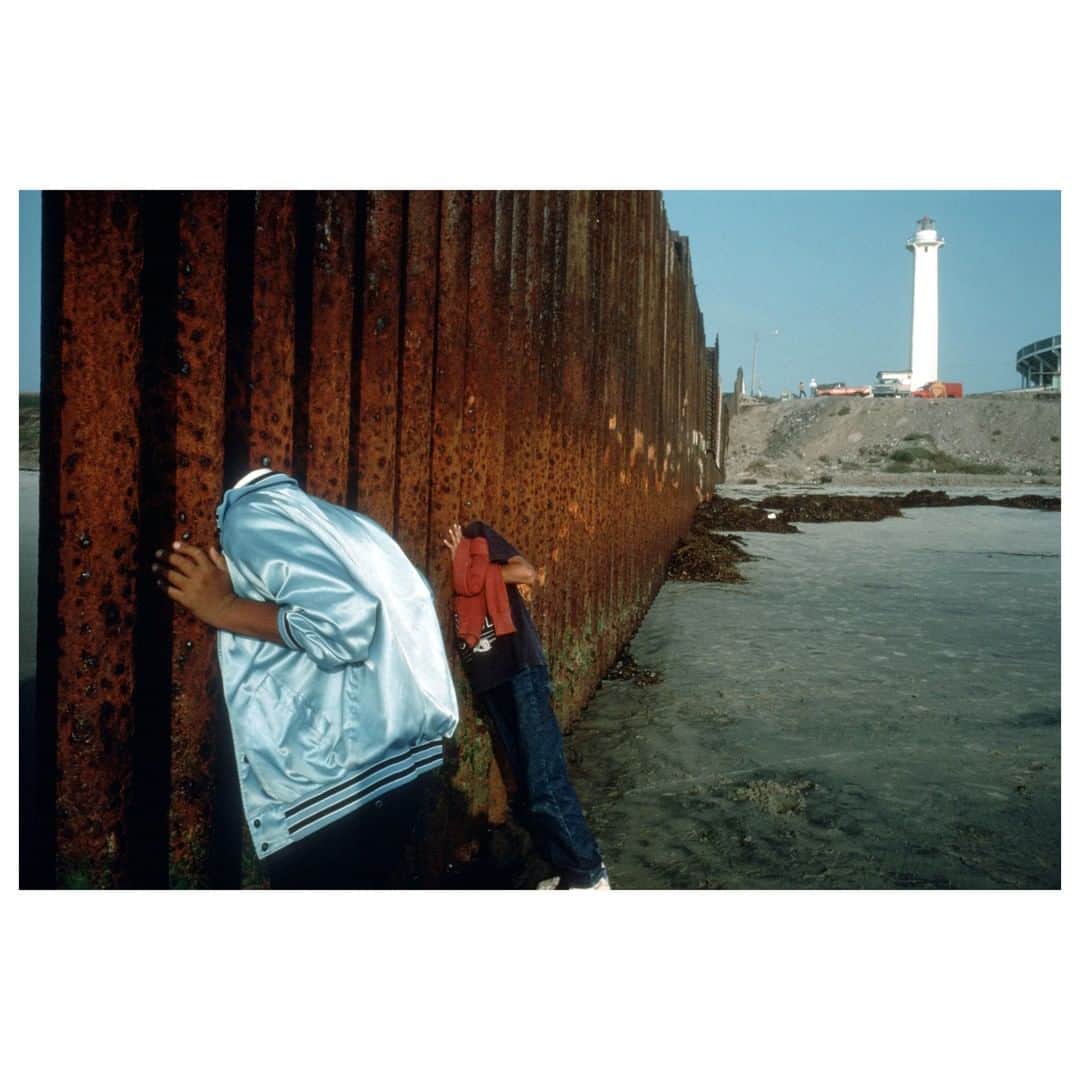 Magnum Photosさんのインスタグラム写真 - (Magnum PhotosInstagram)「Magnum photographers have for decades photographed the border between Mexico and the United States. These images have charted its transition from a fluid, liminal area of movement, social and cultural exchange, to a castellated, militarised zone. . Today on Magnum, Jen Sudul Edwards, Ph.D. – the Chief Curator and Curator on Contemporary Art at The Mint Museum in Charlotte, North Carolina – reflects on the history of one of the most politicised of American spaces, and Magnum’s visual archive on the borderlands. Link in bio. . PHOTO: At the border fence. Playa de Tijuana. Mexico. 1995. . © #AlexWebb (@webb_norriswebb)/#MagnumPhotos」7月1日 23時00分 - magnumphotos