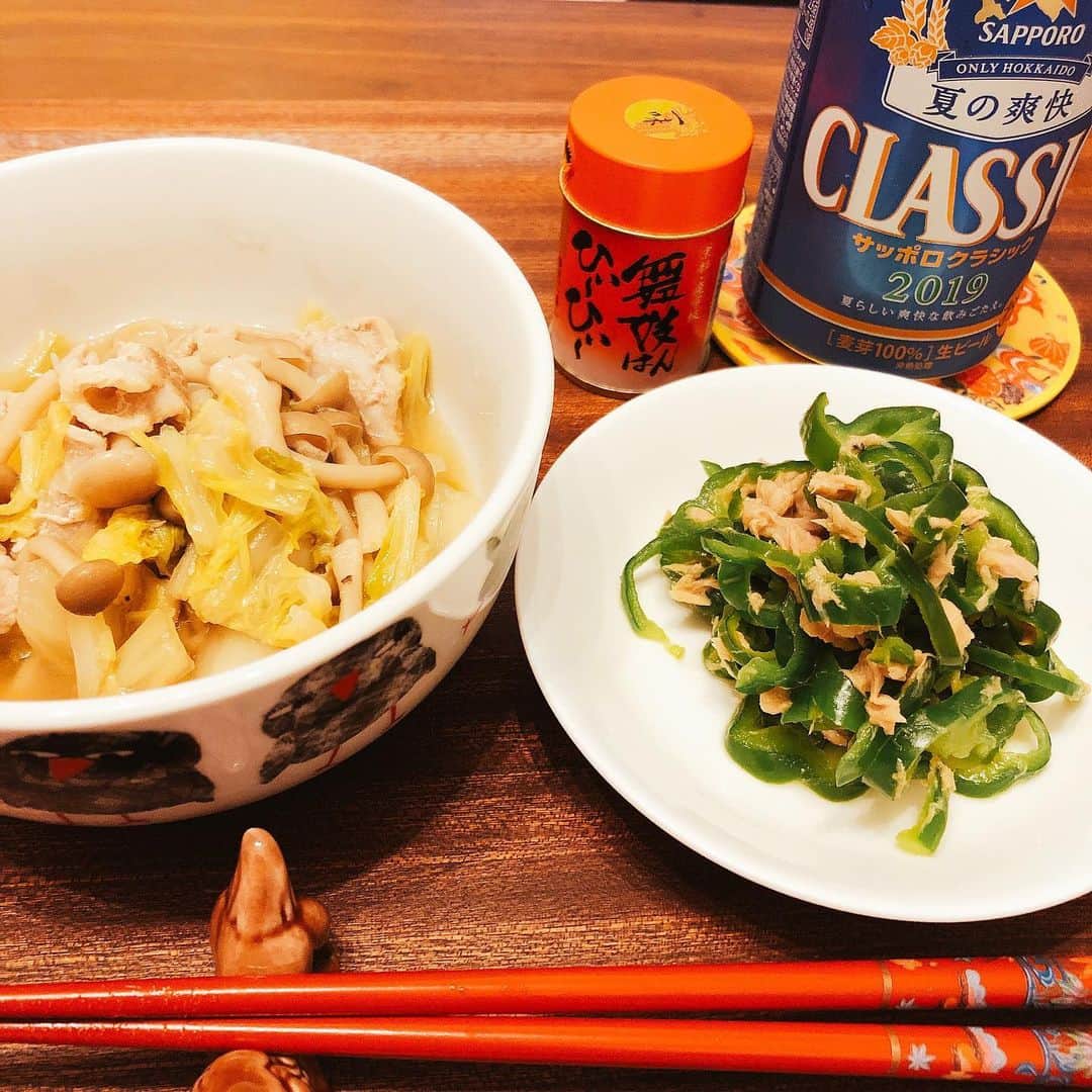 たかはしゆいさんのインスタグラム写真 - (たかはしゆいInstagram)「・ 今日も一日お疲れちゃん！！ ・ 新幹線で外をみながら こてんと寝ておる絵。 ・ そして夜ご飯はお家で🌟 ・ ヘルシー！！！ だけどシメに551の豚まんかな😍❤️ ・ #新幹線 #おねむ #お家ごはん #無限ピーマン #最強のおつまみ #ヘルシーメニュー #🍺 #サッポロクラシック #舞妓はんひぃーひぃー #白菜の煮物 #たかはしゆい」7月1日 23時02分 - t.yuirin