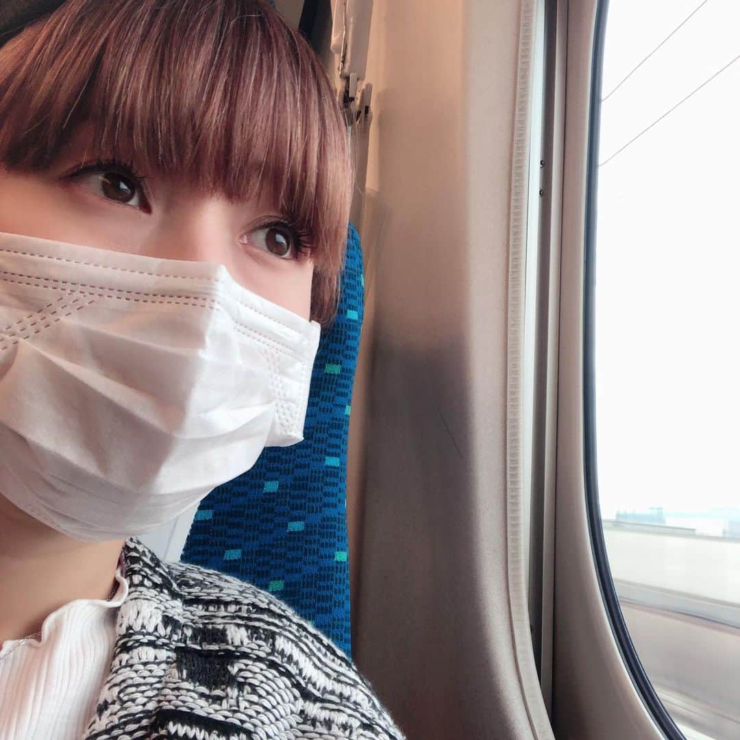 たかはしゆいさんのインスタグラム写真 - (たかはしゆいInstagram)「・ 今日も一日お疲れちゃん！！ ・ 新幹線で外をみながら こてんと寝ておる絵。 ・ そして夜ご飯はお家で🌟 ・ ヘルシー！！！ だけどシメに551の豚まんかな😍❤️ ・ #新幹線 #おねむ #お家ごはん #無限ピーマン #最強のおつまみ #ヘルシーメニュー #🍺 #サッポロクラシック #舞妓はんひぃーひぃー #白菜の煮物 #たかはしゆい」7月1日 23時02分 - t.yuirin