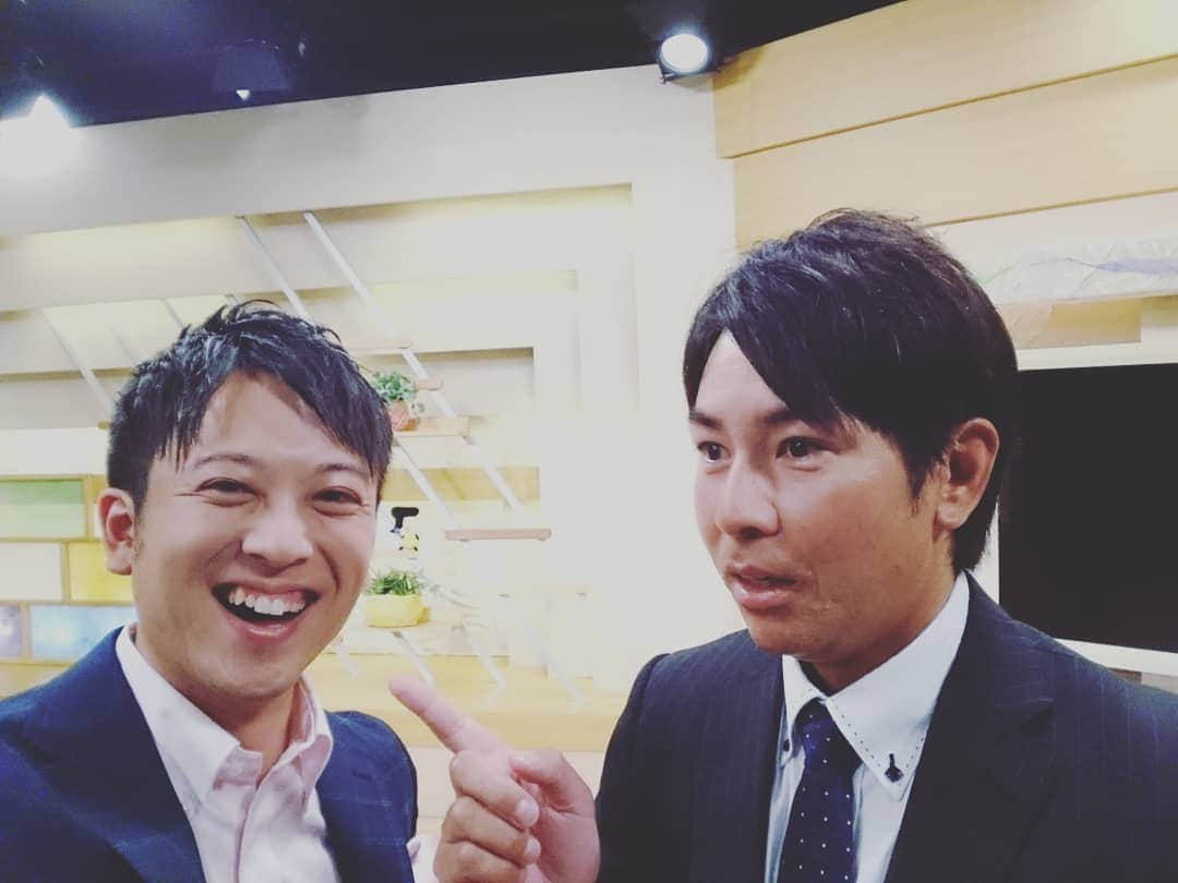 飯田嘉太さんのインスタグラム写真 - (飯田嘉太Instagram)「放送とは関係ありませんでしたが 実は今日スタジオが賑やかでした✨  石川ミリオンスターズのスピードスター🌠 神谷塁選手がスタジオ見学に👀💡 そして野球大好き久保田アナも⤴️ 後期は未だ負け無しのミリオンスターズ⚾🎉 このまま優勝目指して突っ走って下さい💨  #石川テレビ #野球 #石川ミリオンスターズ #武田勝 監督 #スピードスター #神谷塁 選手 #塩野キャスター #加藤愛 アナ #久保田啓介 アナ #飯田嘉太 #楽しい集合写真 with #氷室まんじゅう #机の上に鼻を置く勝さん #そしてそれをマネする愛ちゃん #久保田くんとグローリー選手のポーズ #逆に真顔の勝さん」7月1日 23時02分 - kabuto_iida