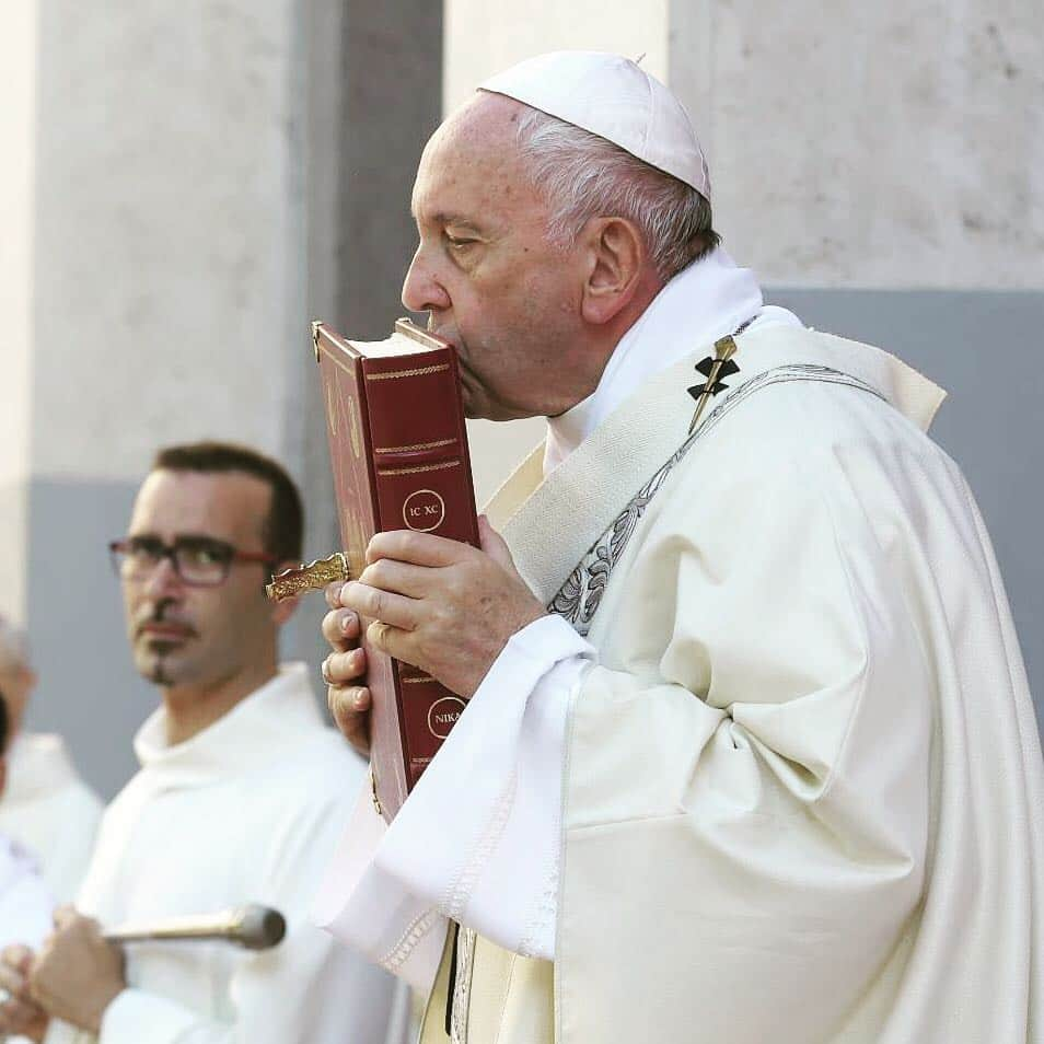 フランシスコ（ローマ教皇）さんのインスタグラム写真 - (フランシスコ（ローマ教皇）Instagram)「EN: The Bible is not just a beautiful book to keep on a shelf. It is the Word of life be sown, a gift that the Risen Jesus asks us to accept in order to have life in His name.  PT: A Bíblia não é um belo livro para guardar na estante, é Palavra de vida a semear, dom que Jesus Ressuscitado pede para acolher para ter a vida em seu Nome.  ES: La Biblia no es un libro bonito para guardar en una estantería; es Palabra de vida que hay que sembrar, don que Jesús resucitado nos pide que acojamos para tener vida en su Nombre.  IT: La Bibbia non è un bel libro da conservare in uno scaffale, è Parola di vita da seminare, dono che Gesù Risorto chiede di accogliere per avere la vita nel suo Nome.  FR: La Bible n'est pas un beau livre à garder sur une étagère, c'est la Parole de vie à semer, un don que le Ressuscité demande d'accueillir pour avoir la vie en son Nom.  DE: Die Bibel ist kein schönes Buch, das wir im Regal stehen haben. Sie ist Wort des Lebens, das ausgesät werden will, Geschenk des Auferstandenen, und er bittet uns, es anzunehmen, damit wir das Leben in seinem Namen haben.  #bible , #bíblia , #biblia , #bibbia ,#bibel」7月1日 23時02分 - franciscus