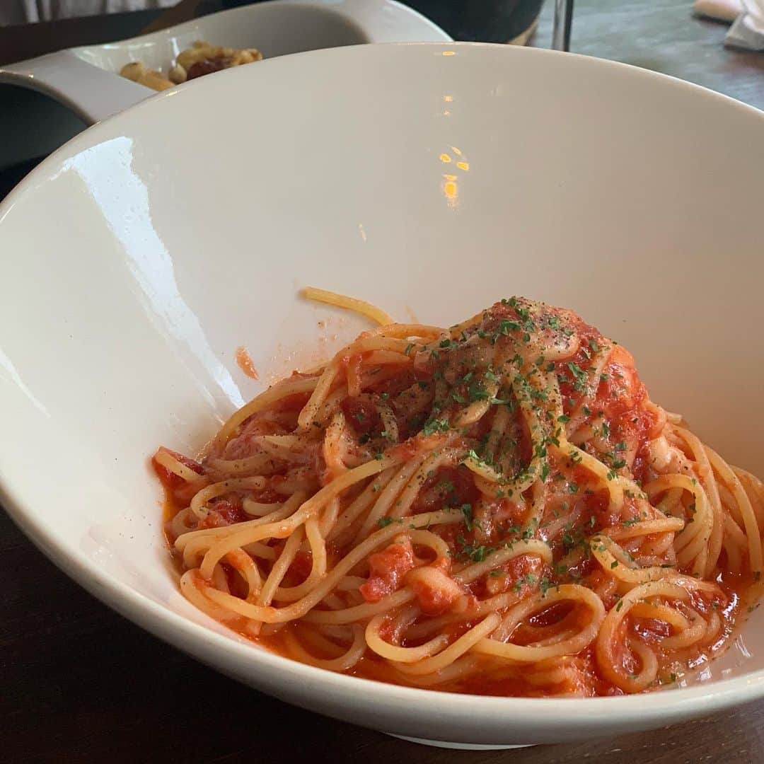 梅野舞さんのインスタグラム写真 - (梅野舞Instagram)「先日💞 @atsuko73t  さんと 早めのdinner🍴  久しぶりにゆっくりお話もできて♬ あつこさんとは お仕事を一緒にしたり プライベートも仲良くしてもらってます😍💕 #dinner#テラス#パスタ#トマトとチーズパスタ#表参道#風が気持ちよかった#instagood#instagram#instafood #instafashion」7月1日 23時02分 - mai.umeno