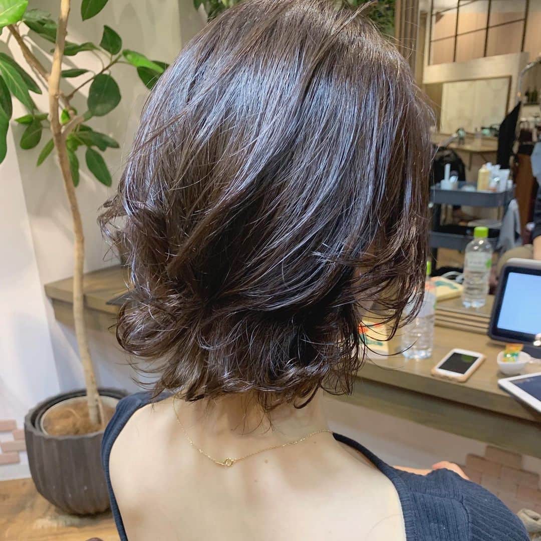 西岡卓志さんのインスタグラム写真 - (西岡卓志Instagram)「✨Open日は7月10日に決定✨  ニュアンスウェーブデジタルパーマも﻿ @takashi_nishioka におまかせあれ！﻿ ﻿﻿今回は伸ばし途中の髪を動きやすく外ハネにチェンジ！ いつも同じ髪型になってしまい飽きてしまった😭という事でしたので、似合わせカット&ニュアンスウェーブデジタルパーマをご提案させて頂きました✂︎😄﻿ ﻿  パーマで悩んでいる方は是非ご相談下さい！﻿ ﻿ 髪質をしっかり診断させて頂き薬剤を選定します！﻿ ﻿ ﻿ 【髪型で人生を変える】﻿﻿ ﻿﻿ 素敵なヘアには女性を幸せにする力があります！﻿﻿ ﻿﻿ 僕に是非お任せ下さい！﻿﻿ ﻿﻿ ﻿﻿ ヘアスタイルを似合わせるには大事な要素があります✨﻿﻿ ﻿﻿ ☑︎首や、肩幅を考慮したシルエット👤﻿﻿ ﻿﻿ ☑︎お顔の特徴頬や顎の位置生えグセなどをカバーする前髪を含めたフロントデザイン👧﻿﻿ ﻿﻿ ☑︎普段のファッションに馴染むヘアスタイルとファッションの調和👚﻿﻿ ﻿﻿ 美容師は綺麗に切る事が大事なのではなく、一人一人に似合わせる事が大事です✨﻿﻿ ﻿﻿ なぜかいつも髪型がしっくり来ない！﻿﻿ ﻿﻿ インスタで見た可愛い髪にしたい！﻿﻿ ﻿﻿ なんか似合ってない、なんか変、可愛くない！﻿﻿ ﻿﻿ という貴女へ！﻿﻿ ﻿﻿ 絶対僕が素敵にします！﻿﻿ ﻿﻿ 是非一度ご相談下さい！！﻿﻿ 👚﻿﻿fashion image👚﻿ ﻿ #韓流﻿ #ヨシンモリ﻿ #韓国風ヘア﻿ #セクシー﻿ #グラマラス﻿ #オルチャン﻿ #ナチュラル﻿ ﻿ ﻿ 🦱permanent🦱﻿ ﻿ ﻿#外ハネパーマ #ニュアンスウェーブ﻿ #デジタルパーマ﻿ #パーマ﻿ #ミックスウェーブ﻿ #巻き髪﻿ #酸性パーマ﻿ #ダメージレス﻿ ﻿ ﻿ 💈salon💈﻿ ﻿ ﻿ #池袋﻿ #淡路町﻿ #お茶の水﻿ #秋葉原﻿ #神田﻿ ﻿ ﻿ ✂️hairstyle✂️﻿ ﻿ #似合わせ﻿ #かきあげ前髪﻿ #シースルーバング﻿ #印象の違い﻿ #ヘアスタイル﻿ #ひし形シルエット﻿ #イメチェン」7月1日 23時03分 - takashi_nishioka