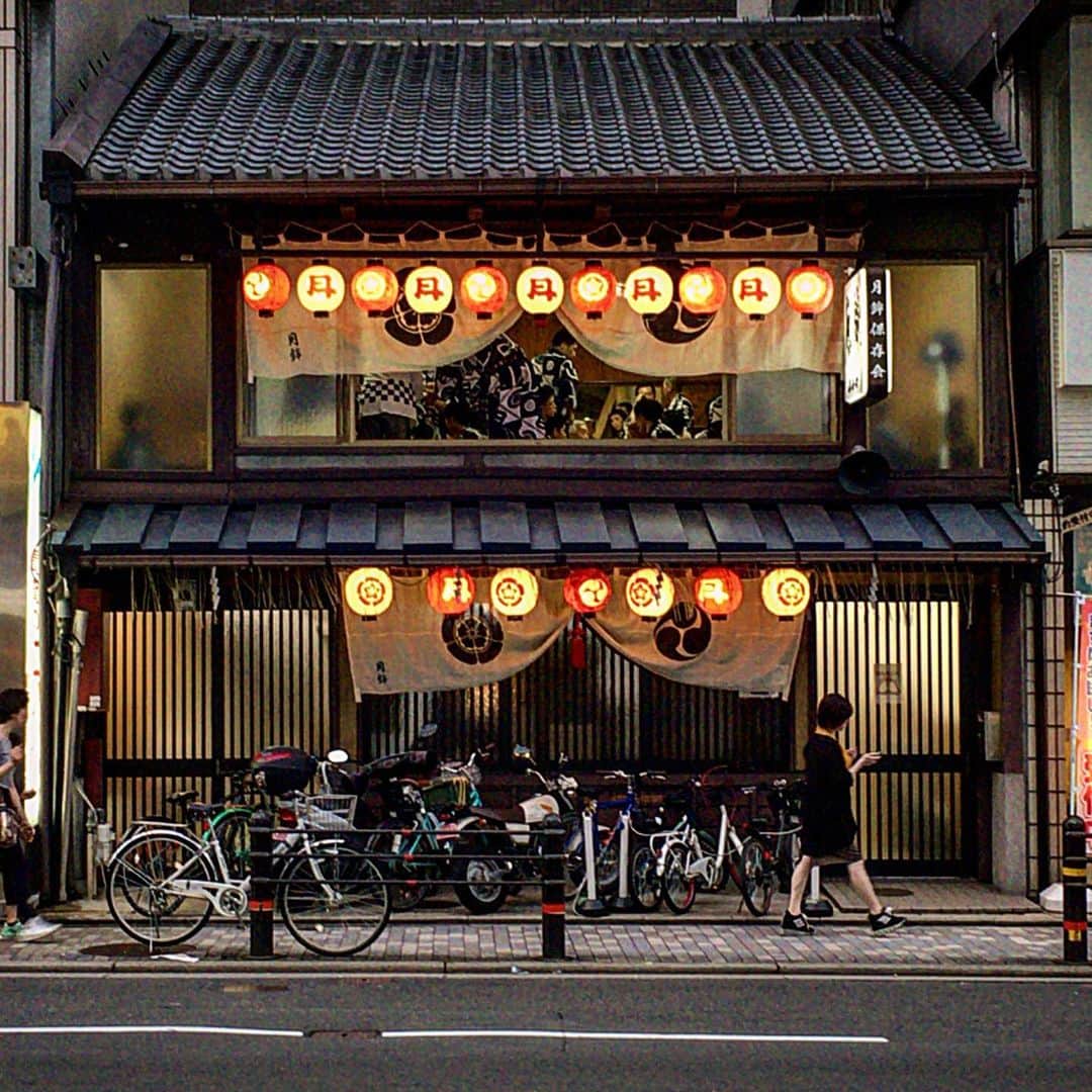 池内万作さんのインスタグラム写真 - (池内万作Instagram)「7月に入り京都はすっかりお祭り一色。 あちこちで準備が始まっております。 なんかいいね〜。たまりませんな♪ #イケウチさまよう #イケウチの出張」7月1日 23時04分 - mandeshita