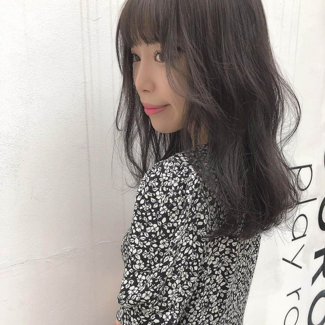 飛田彩さんのインスタグラム写真 - (飛田彩Instagram)「ブリーチなしでも透けすぎちゃうブルーグレージュがお洒落💗  お洒落に敏感なかわいい子はワンランク上のブルーグレージュが人気☘  今日もかわいいお客様でいっぱいで 幸せをありがとうございました💗  今週も精一杯1人1人の女の子可愛くしていきます🥺💗 #初カラー#ハイライト#ラインボブ#ブルーグレージュ#グレージュ#ラベンダー#ラベンダーグレーアッシュ #小顔ショート#骨格カット#set#社会人#ラベンダーグレージュ#オリーブグレージュ#オリーブ#アプリコット#オレンジ#ミルクティーグレージュ#令和#インナーカラー#黒髪派#ショート#マッシュショート#ネイビーグレージュ#ネイビー」7月1日 23時16分 - tobiayatobi