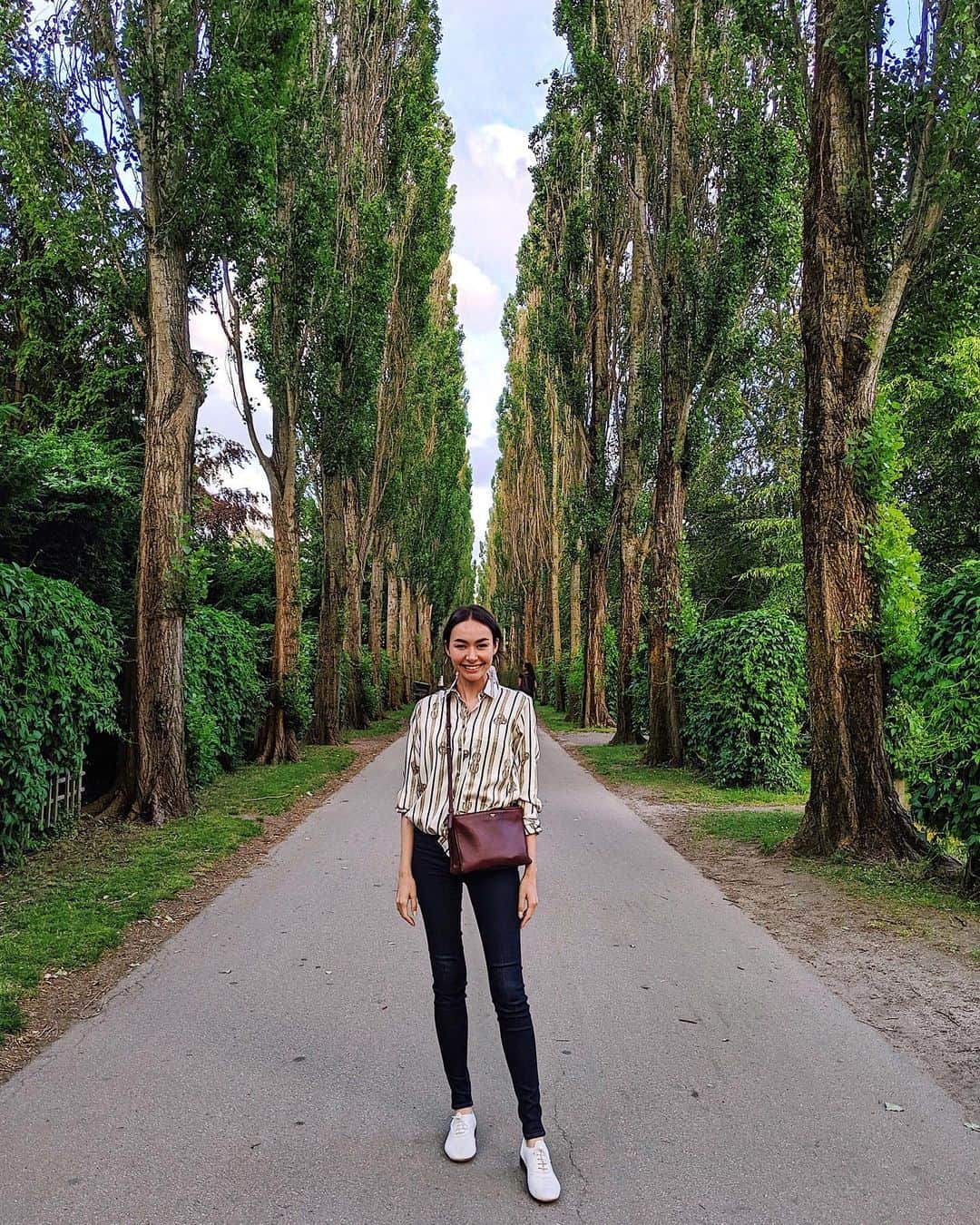 シャウラさんのインスタグラム写真 - (シャウラInstagram)「Copenhagen was full of surprises, and this place may have been the most surprising of them all. This beautiful oasis lined with tall trees is a cemetery that holds some of Denmark’s most notable people. Philosophers, authors, physicists and even singers rest here. Obviously this place is full of stories, but to me, the most interesting thing is the fact that locals use this cemetery as a park. Here you see families taking bike rides, couples taking nice strolls and between the well spaced gravestones you will see people laying on blankets having a drink. I’ve never been to a cemetery that was so full of life. What a beautiful concept. One of the many reasons to fall in love with Denmark.  初めてのコペンハーゲンでは新しい発見がたくさんあった。一番驚いたのはこの場所。ここはコペンハーゲンではとても有名な墓地。デンマークの数々の著名人が眠るこの墓地は、公園としても使われている。家族が自転車を乗りに来ていたり、カップルがお散歩していたり、お墓のとなりの草にブランケットを敷いてピクニックをしていた人たちも多くいました。こんなに生き生きしている墓地は初めてです。ここに眠ってる人たちも楽しいだろうなとほっこりしました。やっぱりデンマークは素晴らしい国だ。 #travel #copenhagen #shaulaindenmark」7月1日 23時09分 - shaula_vogue