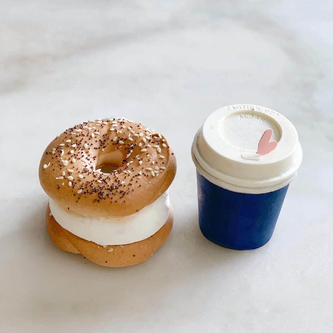 DOMINIQUE ANSEL BAKERYさんのインスタグラム写真 - (DOMINIQUE ANSEL BAKERYInstagram)「How we start the morning at the Bakery: our “Everything Bagel & Schmear” Pavlova on the left, with a honey graham cracker meringue bagel topped with toasted coconut, sesame and poppy seeds, filled with cheesecake mousse and sour cherry jam. And our Bodega Coffee Tiramisu in the right, with espresso amaretto-soaked almond biscuit, Mascarpone ganache, and dark chocolate mousse. Part of our New York Collection, 9 new pastries inspired by all the things we love about NYC, available from July 4th through Labor Day here in Soho. ** To celebrate the collection, I’m hosting a picnic potluck on Friday, July 12th from 3-4:30pm somewhere secret in Manhattan. What to know where it is? Only 15 complimentary tickets are available and are launching on Eventbrite TODAY (Monday 7/1) at 12pm. Link in bio⬆️. Be the first 15 to snag a ticket, and you’ll be told the secret location. Tickets are good for one person plus a guest, so bring your best friend, your favorite NYC food to share with the group, and we’ll take care of the drinks and all the dessert. #NewYorkCollection 🍎🥨🥯🌭🗽」7月1日 23時13分 - dominiqueansel