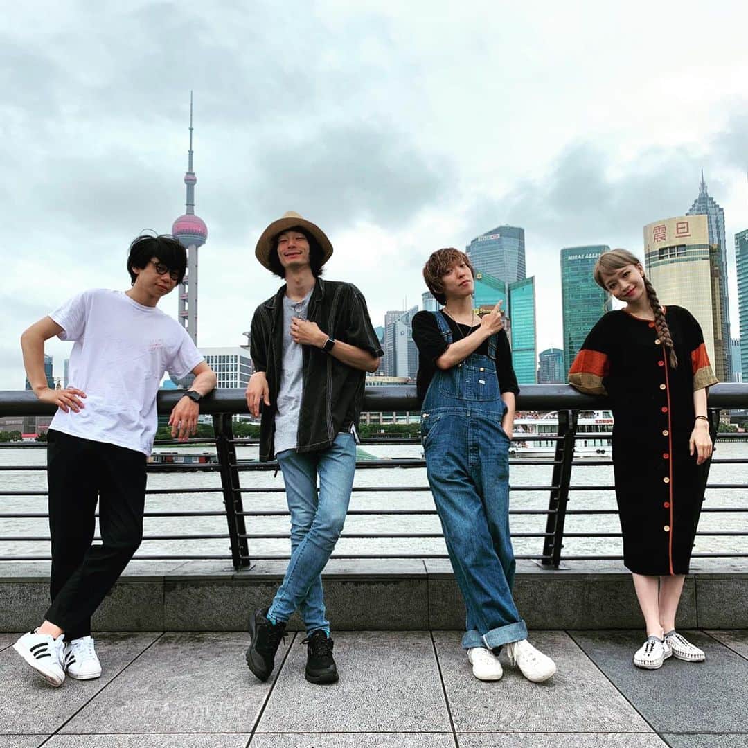 武井優心のインスタグラム：「北京、上海の4日間。本当に素敵な旅になりました。国境を超えて大好きな仲間が出来ました。言葉が通じなくても、音楽も、楽しい空気も、笑いのツボも関係ないんだな。最高だった。  #ザリガニ初めて食べました #みんな良い人だった #寂しい #韓国の時もそうだったけど正太郎が外国ではやけにモテる #砂川さんはどこ行ってもいじられて笑われてる #これはこれで凄い #平和」