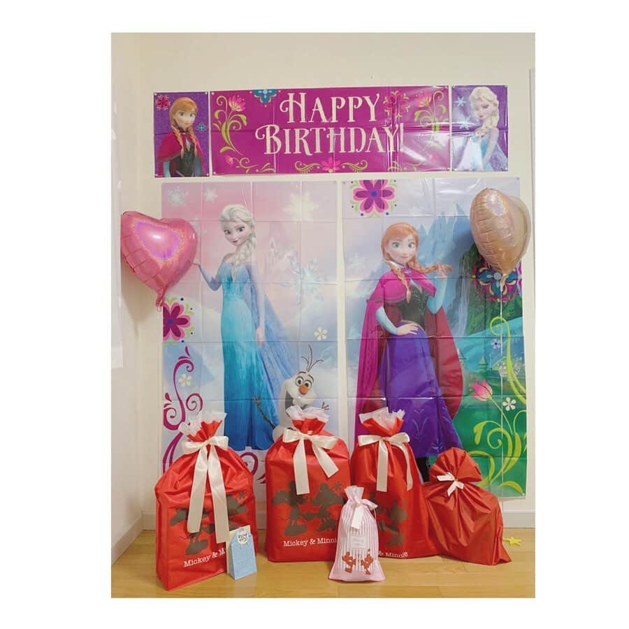 日比野芽奈さんのインスタグラム写真 - (日比野芽奈Instagram)「たくさんのプレゼントたち . #frozencakes #frozen #disney #disneycake #cake #anna #annacake #olaf #elsa #olafcake #birthday #birthdaycake #princess #princesscake #present #balloon #surprise #アナと雪の女王 #アナ雪 #アナ #オラフ #エルサ #ケーキ #ディズニー #ディズニーケーキ #プリンセス #プリンセスケーキ #プレゼント #風船 #サプライズ」7月1日 23時26分 - hibino_meina