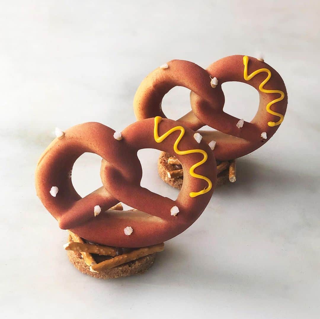 DOMINIQUE ANSEL BAKERYさんのインスタグラム写真 - (DOMINIQUE ANSEL BAKERYInstagram)「Here’s the Pretzel from our New York Collection, inspired by those soft warm street cart pretzels, but in this case, it’s made with pretzel bavaroise, gooey soft caramel, and crispy peanut butter feuilletine. 🥨 Starts Thursday, July 4th in Soho. #DominiqueAnselBakery #NewYorkCollection」7月1日 23時18分 - dominiqueansel