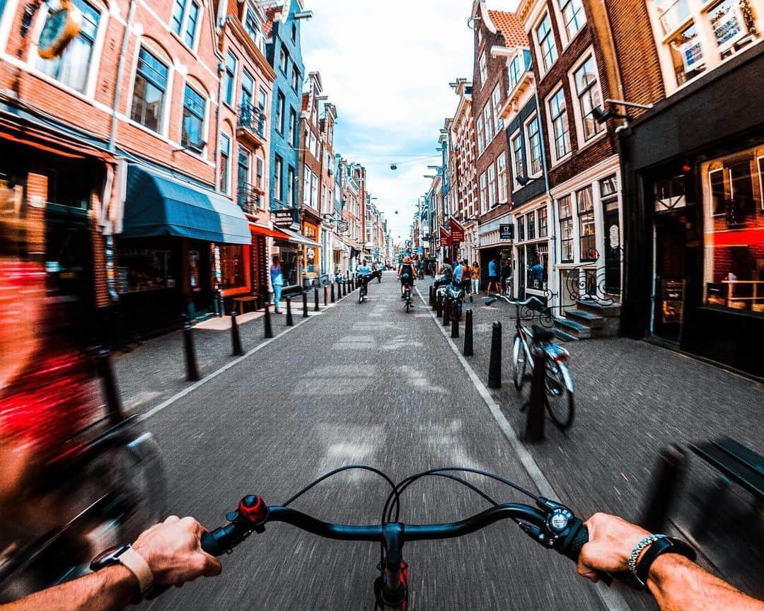 goproさんのインスタグラム写真 - (goproInstagram)「Photo of the Day: Bite Mount + biking, a match made in #Amsterdam. 📷 by @the_world_with_u on #GoProHERO7 Black in .5s #TimeLapse Photo Mode. • • • #GoProTravel #TripOn #GoPro #BikeRides」7月1日 23時26分 - gopro