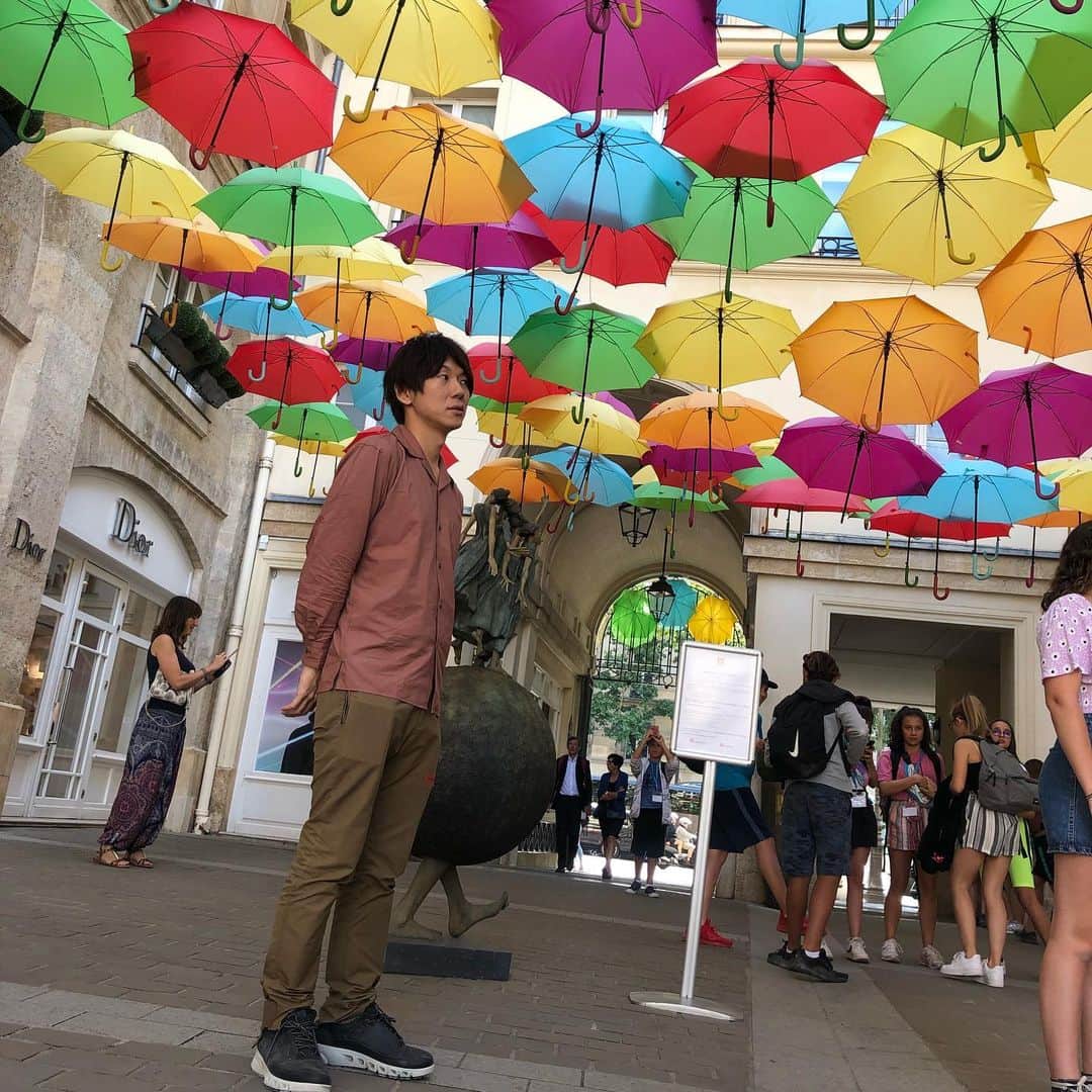 古市憲寿さんのインスタグラム写真 - (古市憲寿Instagram)「たくさんの傘！ #ポーズまねてみた」7月1日 23時21分 - poe1985