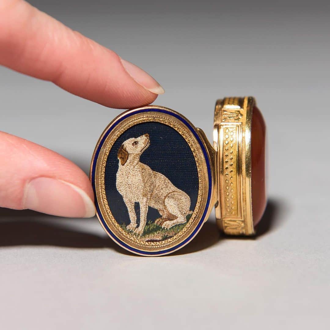 クリスティーズさんのインスタグラム写真 - (クリスティーズInstagram)「🐕 This 18th-century snuffbox with a micromosaic dog is a highlight of our Gold Boxes auction.⠀ .⠀ At ⅞ inches wide, this box was just large enough to contain a single day’s worth of snuff.⠀ .⠀ A French gold-mounted hardstone snuffbox set with a micromosaic plaque. Estimate £7,000-10,000.⠀ .⠀ Gold Boxes – 3 July at Christie's London.⠀ .⠀ #gold #hardstone #goldbox #box #snuffbox #fashion #fashionhistory #dog #puppy #puppygram #dogsofinstagram」7月1日 23時22分 - christiesinc