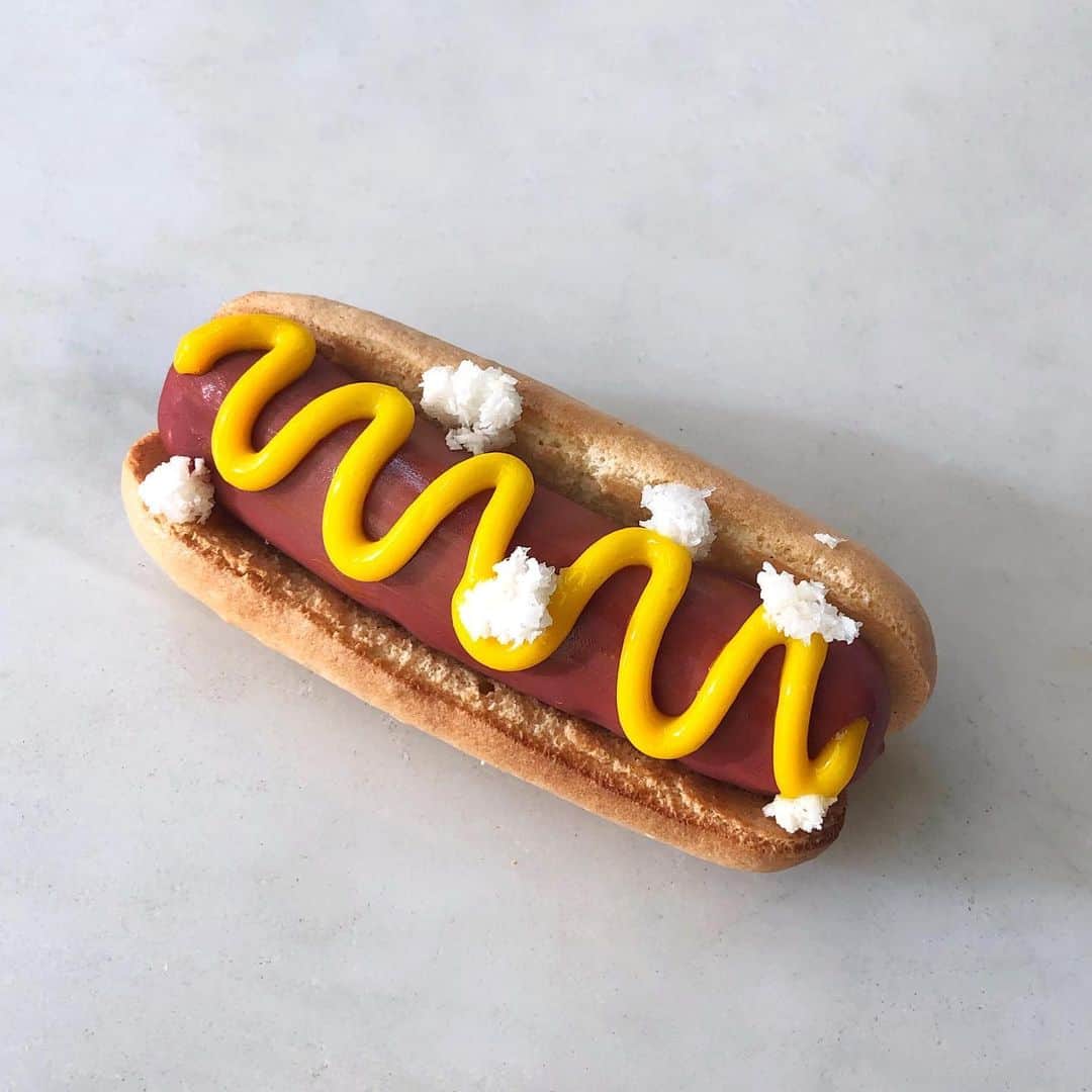 DOMINIQUE ANSEL BAKERYさんのインスタグラム写真 - (DOMINIQUE ANSEL BAKERYInstagram)「Next up in our New York Collection: our Haute Dog, made with raspberry cremeux set on fluffy biscuit à la cuillère (ladyfingers) infused with coconut, topped with passion fruit curd “mustard” and shredded coconut “kraut.” 🌭🗽🚕 Starts July 4th in Soho. ** To celebrate the collection, I’m hosting a picnic potluck on Friday, July 12th from 3-4:30pm somewhere secret in Manhattan. What to know where it is? Only 15 complimentary tickets are available and are launching on Eventbrite TODAY (Monday 7/1) at 12pm. Link in bio⬆️. Be the first 15 to snag a ticket, and you’ll be told the secret location. Tickets are good for one person plus a guest, so bring your best friend, your favorite NYC food to share with the group, and we’ll take care of the drinks and all the dessert. #NewYorkCollection」7月1日 23時23分 - dominiqueansel