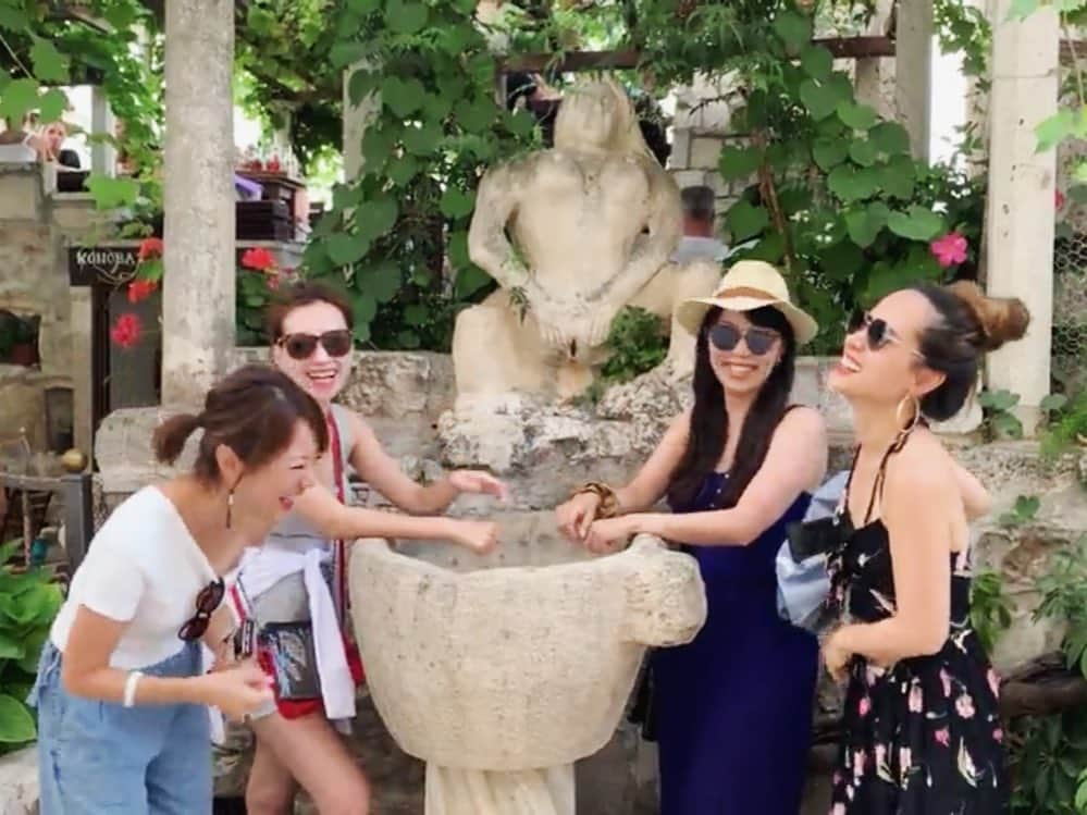 上本昌代さんのインスタグラム写真 - (上本昌代Instagram)「窓に写るバカンス👙 ♪What a wondeful word… #croatia #dubrovnik #ドゥブロヴニク #物価高すぎw #vacances #地中海 #whatawonderfulworld #大爆笑 #ladypipi #女子旅 #ねこ #世界の猫 #cats #tabijo」7月1日 23時23分 - masayomai