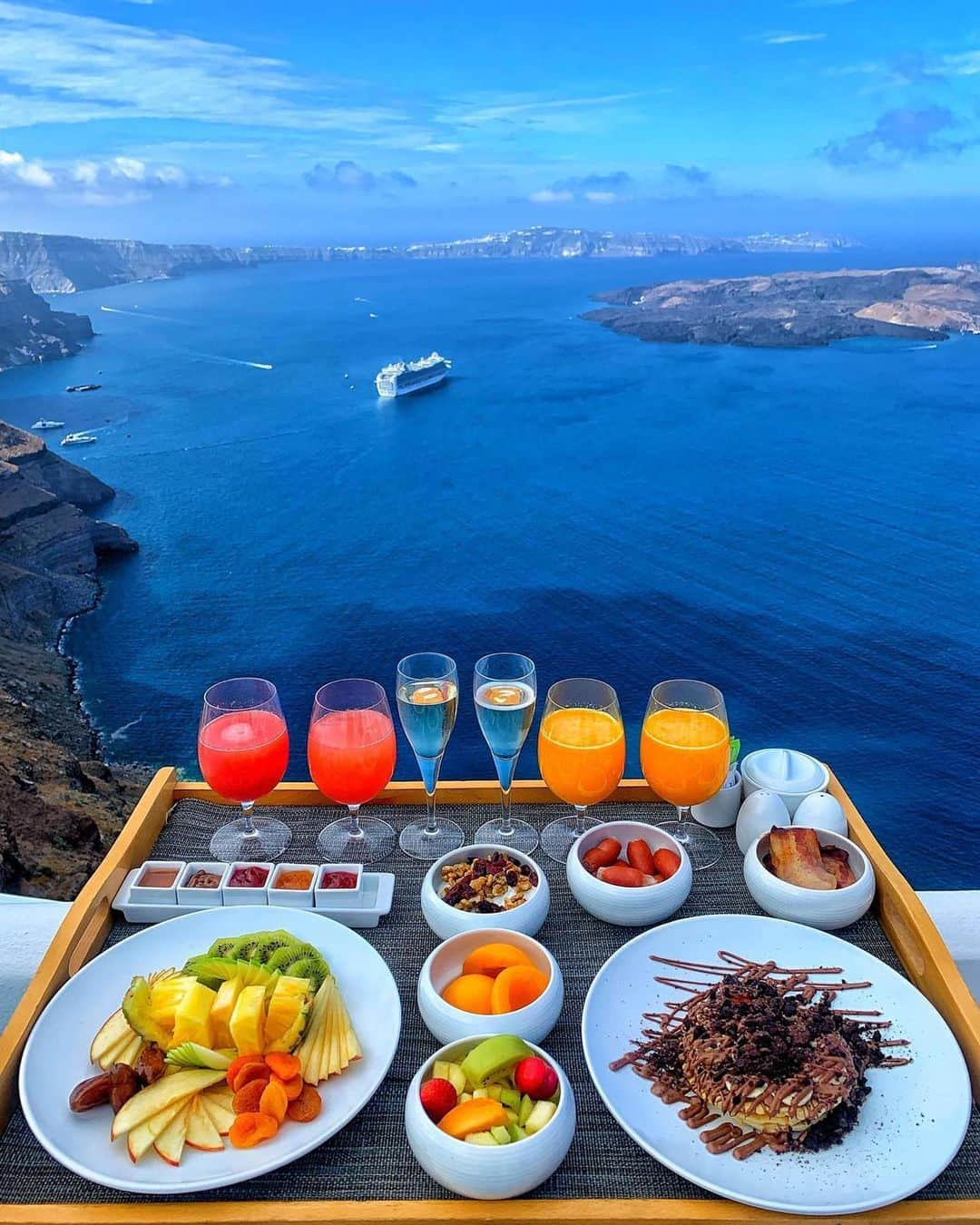 Awesome Wonderful Natureさんのインスタグラム写真 - (Awesome Wonderful NatureInstagram)「Breakfast with the view! Follow ✨@thegreek.islands✨ for stunning post like this!!! ✨@thegreek.islands✨  Pics by @cbezerraphotos」7月1日 23時23分 - fantastic_earth