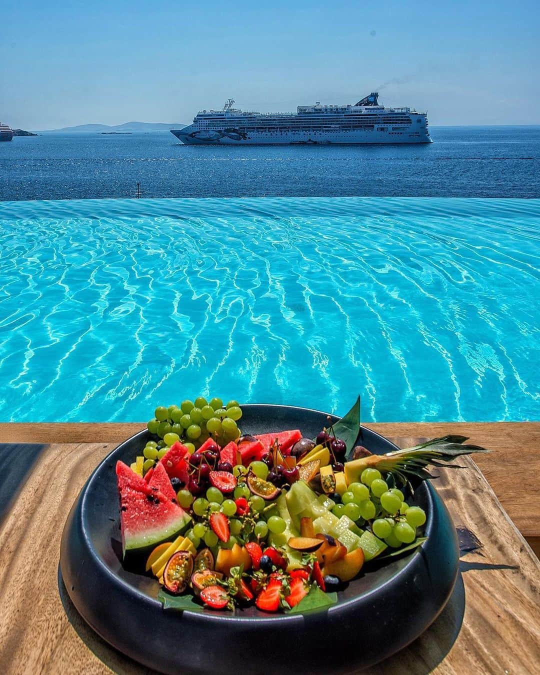 Awesome Wonderful Natureさんのインスタグラム写真 - (Awesome Wonderful NatureInstagram)「Breakfast with the view! Follow ✨@thegreek.islands✨ for stunning post like this!!! ✨@thegreek.islands✨  Pics by @cbezerraphotos」7月1日 23時23分 - fantastic_earth