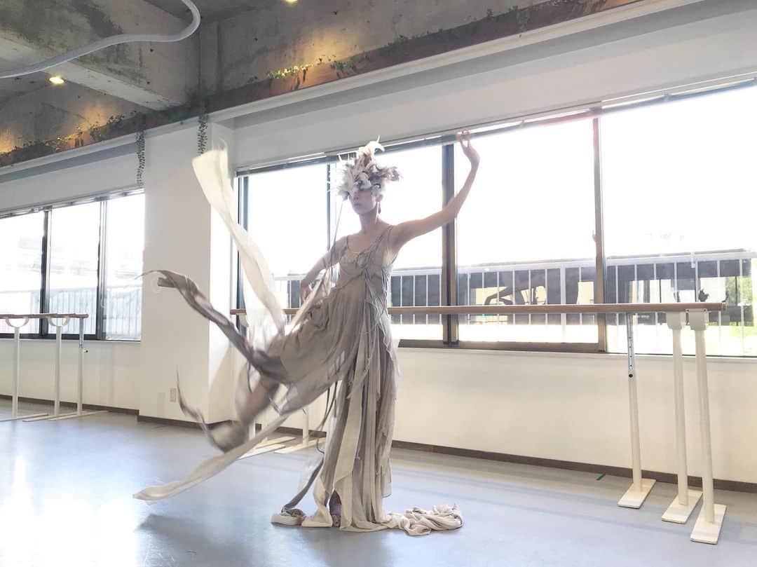 ARAKI SHIROのインスタグラム：「good night.. <dance experiment 2-4> . . . #ARAKISHIRO#FUKUOKA#portrait#portraitphotography#photography#fashionphotography#dancephotography#costume#vintagedress#hautecouture#dress#artist#contemporaryart#darkbeauty#model#dancer#contemporarydance#theportraitpr0ject#portraitmood#sombrebeiegs#sombresociety#__bodyart__#model#福岡#ポートレート#モデル#ダンサー#コスチューム#衣装#アラキシロウ」