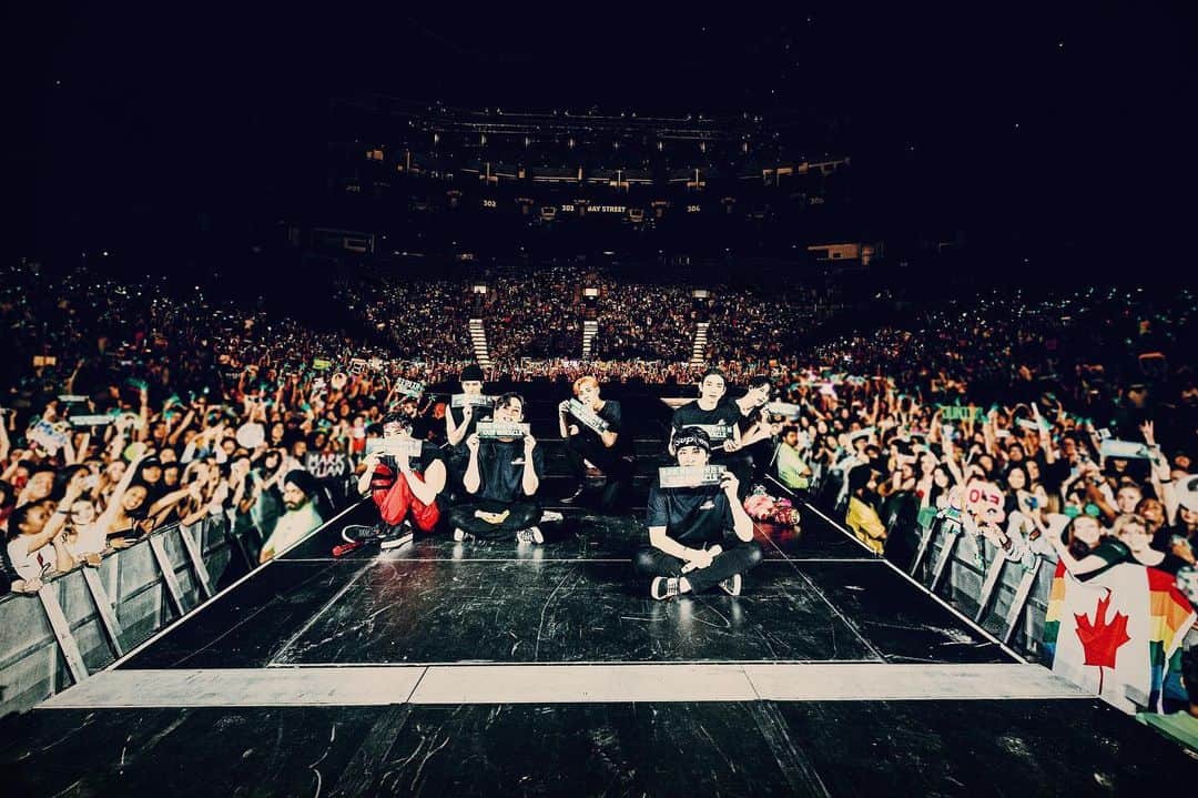 GOT7さんのインスタグラム写真 - (GOT7Instagram)「GOT7 2019 WORLD TOUR 'KEEP SPINNING' IN TORONTO  We are on the same PAGE 💚 @scotiabankarena  #GOT7 #갓세븐 #GOT7_SPINNINGTOP #GOT7_BETWEEN_SECURITY_AND_INSECURITY #GOT7_ECLIPSE #GOT7WORLDTOUR #GOT7_KEEPSPINNING」7月1日 23時34分 - got7.with.igot7