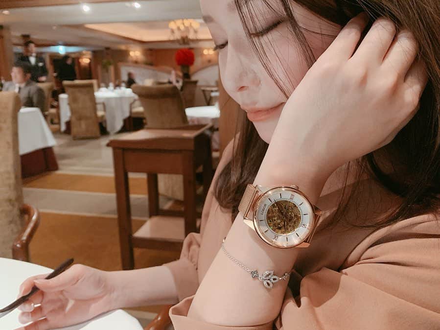 利咲のインスタグラム：「LOBOR @loborjapan のウォッチ♡ スケルトンの部分が可愛すぎてお洒落です。 loberはメンズからレディース、カジュアルからパーティー用など色んなデザインがありますが、 大きめフェイスにゴールドのゴージャスなメカニックなデザインを選びました！ ちょっとスチームパンクっぽくもあってたまらんです。 ベルトの部分は簡単に取り外せて別のベルトをコーディネート出来ます。 自動巻なので電池が必要ないところもポイント🌟 . クーポンコード［himeringo908］で10%offで買えますよ☺ . . . #ロバー #時計 #腕時計 #lober #手元倶楽部 #steampunk #スチームパンク #watch」