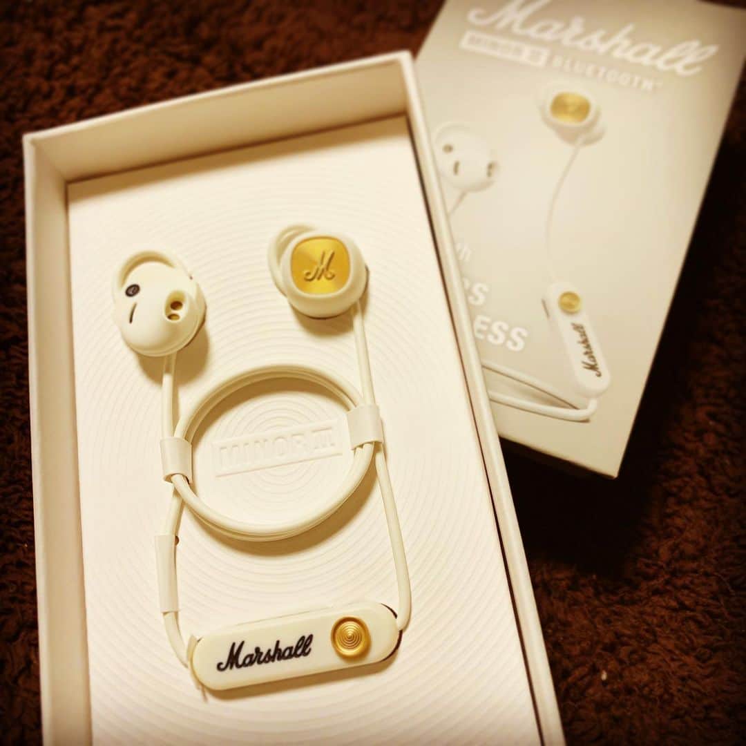 奥山レイカのインスタグラム：「1ヶ月と少し使用。Bluetoothのも良い😌 お値段以上の満足度。 聴く音楽のジャンルによるけどオススメ🌟 カナル型が苦手な人にも🙌 #marshall #イヤホン」
