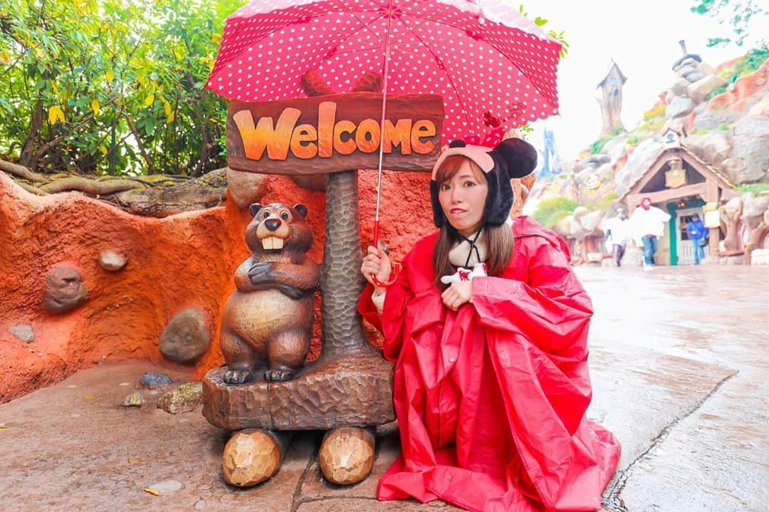 あいにゃんさんのインスタグラム写真 - (あいにゃんInstagram)「雨は大嫌いだけど、雨ディズニーには行こうかなと思える派あいにゃんです😂✌️💗💕 . 最近雨が多かったけど、雨の日にしか見れないディズニーを味わえるから◎っ🙆‍♀️💗💕💗💕私は夜にキャッスルカルーセルにいって水溜りに反射してるのを見るのがすごく好き😍💗あとカッパを着たキャラクターたちに会えるのも特別感があって好きっ💗✨💗✨濡れながら乗るビッグサンダーマウンテンも最高だよね！！！笑 . みんなは雨ディズニーどうやって過ごすのが好きですか？💗💕☔️✨✨✨ . #東京ディズニーリゾート #東京ディズニーランド #ディズニーランド #ディズニー #雨ディズニー #ディズニーコーデ」7月1日 23時41分 - ainyan_0302