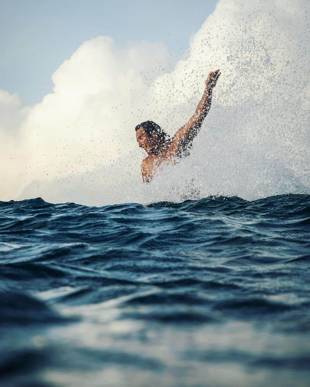 ジミー・チンさんのインスタグラム写真 - (ジミー・チンInstagram)「Searching for the vision 📸’s by @richard_kotch 🙏🏼 @life_at_lohis @clearwatersurftravel @panerai @kiehls」7月1日 23時41分 - jimmychin