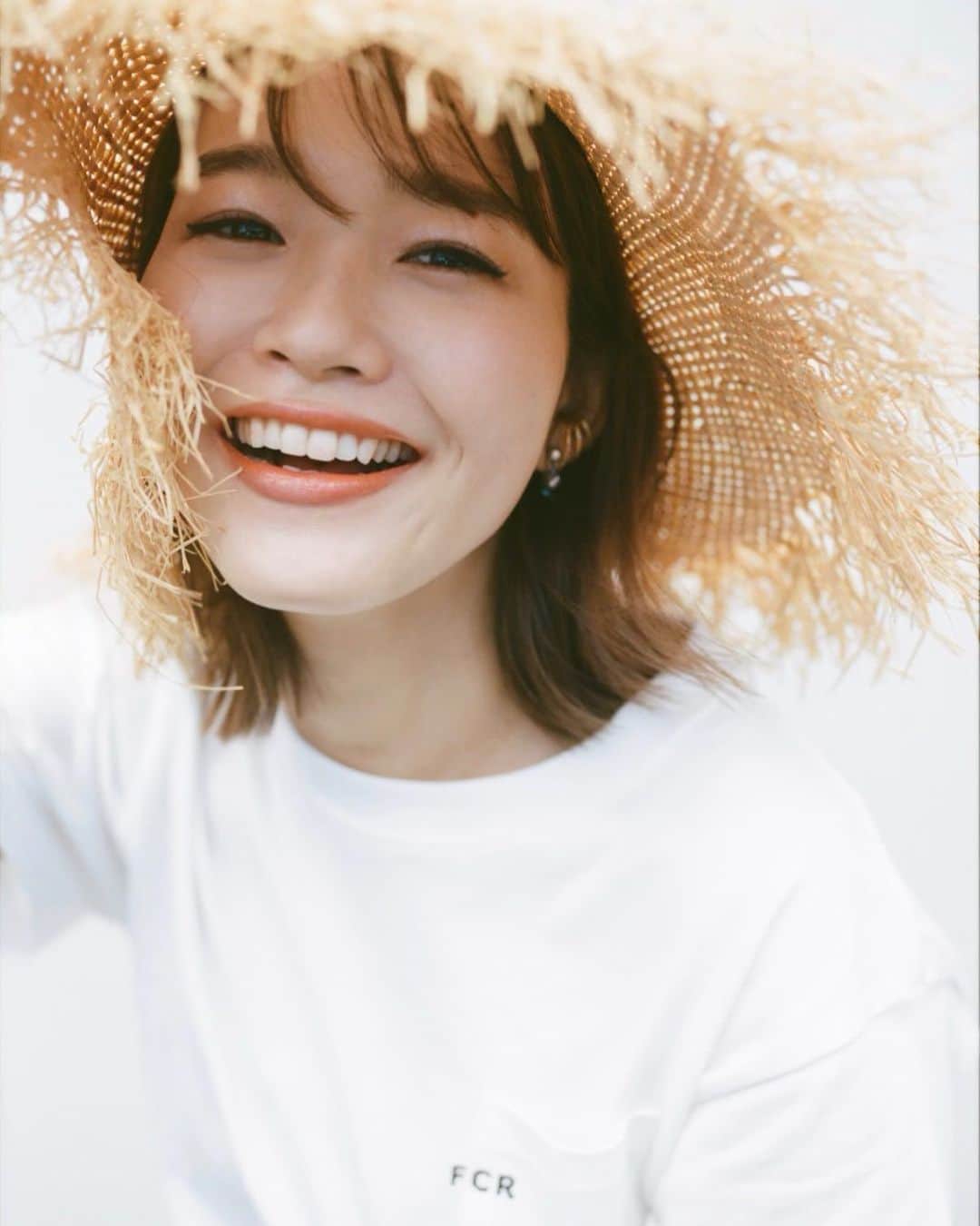 猪鼻ちひろのインスタグラム：「Hello July! 7月の始まり。 想像以上にバッタバタ。笑 今月も、全力で働いて全力で遊ぶ！  Special thanks♡ 💄 @_yukariyamamoto_ 🎞 @yudaihayakawa 👖 @tomoka_matsui90 💍 @from_chiro  #どっきどきの #フィルム写真 #プロフィール写真 #笑顔 #やっぱこの写真もメイクもTシャツも全部好き」