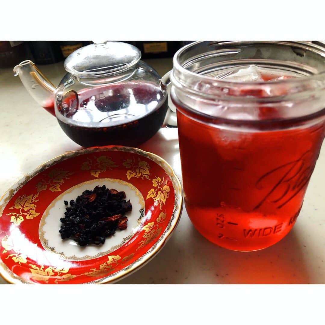 志村玲於さんのインスタグラム写真 - (志村玲於Instagram)「前に紹介したホルシュタイナー  グルッツェです！今回は水出しして飲んだんだけど、酸味が程よくでていて美味しかった！ そういえばチョコレートに一番合うお茶ってハイビスカスティーらしいよ〜、是非試してみてね #紅茶 #紅茶好き #紅茶Butler」7月1日 23時44分 - reoshimura0129