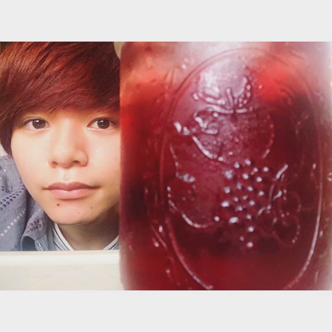 のインスタグラム：「前に紹介したホルシュタイナー  グルッツェです！今回は水出しして飲んだんだけど、酸味が程よくでていて美味しかった！ そういえばチョコレートに一番合うお茶ってハイビスカスティーらしいよ〜、是非試してみてね #紅茶 #紅茶好き #紅茶Butler」
