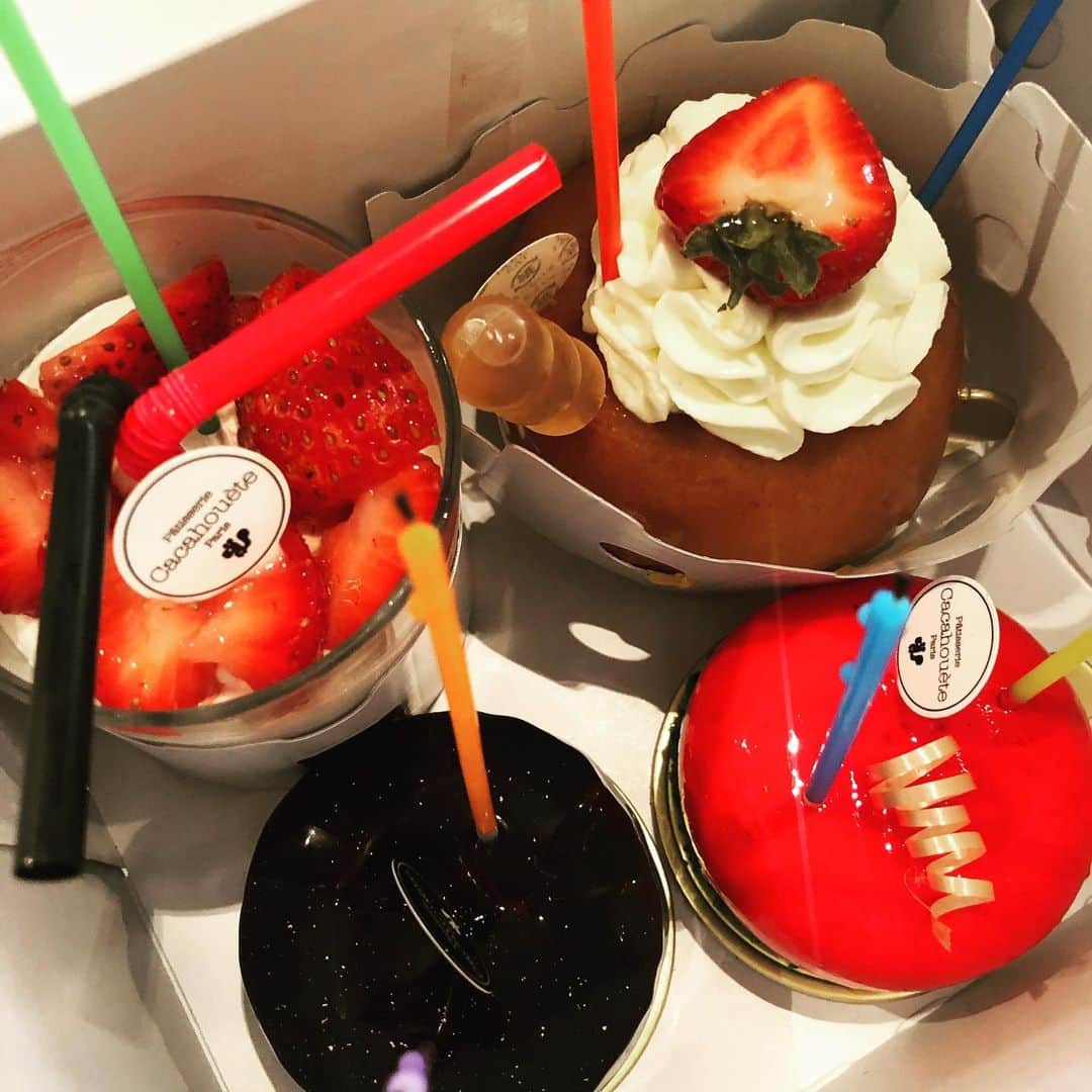 渡部幸也のインスタグラム：「営業終了後、サロンスタッフがサプライズで細やかな誕生日会をしてくれました😭 ケーキも🎂プレゼントまでいただけて、本当に感謝と有難さでいっぱいです✨  こんな素敵な誕生日を祝ってもらえるのも、サロンに来てくれるお客様、ヘアメイク業でお世話になってる方々、サロンスタッフ、近しい友だち、本当に沢山の方々に助けられてるからこそだと感じてます。  またこんな素敵な日を迎えられるように、毎日大切に初心の気持ちと感謝を忘れないように頑張りますので、今日から一年よろしくお願いします🙇  誕生日🎂嬉しかったです🎊  #ヘアスタイル #ヘア #髪型 #ヘアカタログ #ヘアセット #ヘアアレンジ #パーマ #カラー #ヘアカラー #hair #恵比寿美容院 #代官山美容室 #代官山美容院 #美容学生 #サロン #中目黒美容室 #中目黒美容院 #恵比寿美容室 #サロンモデル #中目黒ランチ #恵比寿ランチ #hpb_hair #中目黒 #代官山 #恵比寿 #渋谷 #ar_magazine #murua #emoda #amerivintage」