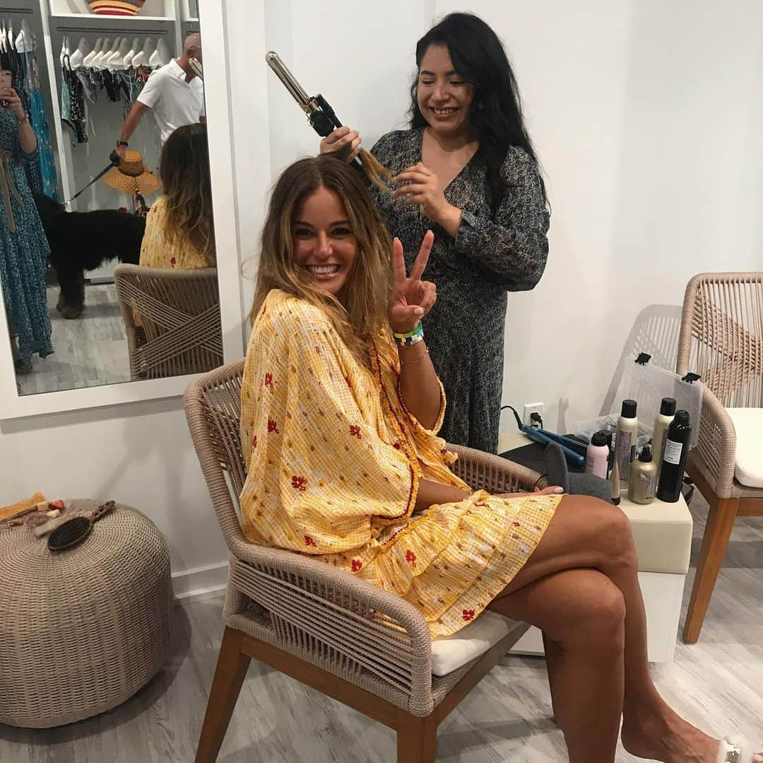 ケリー・キローレン・ベンサイモンさんのインスタグラム写真 - (ケリー・キローレン・ベンサイモンInstagram)「When my favorite St Barth’s beach dress store comes to Southampton, I have to stop by. How cute is my cotton beach poncho? Welcome @poupettestbarth to the Hamptons!!! Wearing my one of a kind slippers. DM for pricing. Please say hi to @carazaback @hayleyjustine @amandakkarr @ariel_lavalle @maryanna347 @revolvehair @tatiloveshair @purimabest @jessicabeierle @poupettestbarth @vpr_nyc 🌼」7月1日 23時47分 - kellybensimon