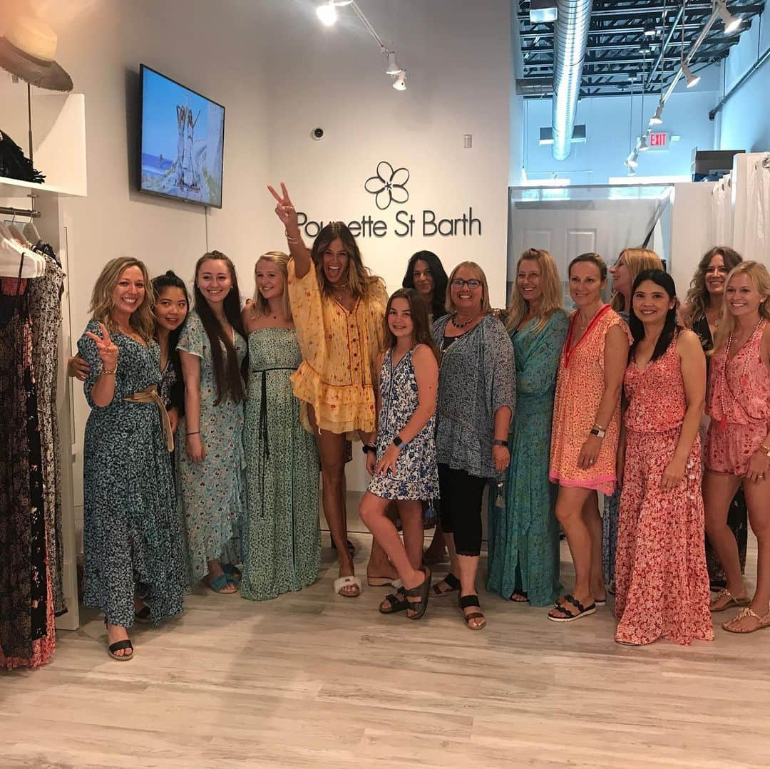 ケリー・キローレン・ベンサイモンさんのインスタグラム写真 - (ケリー・キローレン・ベンサイモンInstagram)「When my favorite St Barth’s beach dress store comes to Southampton, I have to stop by. How cute is my cotton beach poncho? Welcome @poupettestbarth to the Hamptons!!! Wearing my one of a kind slippers. DM for pricing. Please say hi to @carazaback @hayleyjustine @amandakkarr @ariel_lavalle @maryanna347 @revolvehair @tatiloveshair @purimabest @jessicabeierle @poupettestbarth @vpr_nyc 🌼」7月1日 23時47分 - kellybensimon