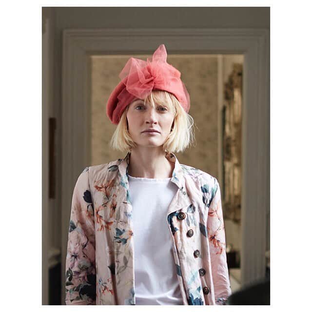 キャベジズ&ローゼズのインスタグラム：「Tap to shop the cheeriest beret of the season! Handmade in collaboration with the talented @gilfoxhats ❤ The Coral Beret features a fluffy tulle bow and adds a delightful pop of colour to any look day or night #handmade #handmadehat #coralhat #beret #millinery #gilfoxhats #pinkhat #madeinengland #cabbagesandroses #cabbagesandrosesfashion @christina_strutt @cabbagesandroses_shop」
