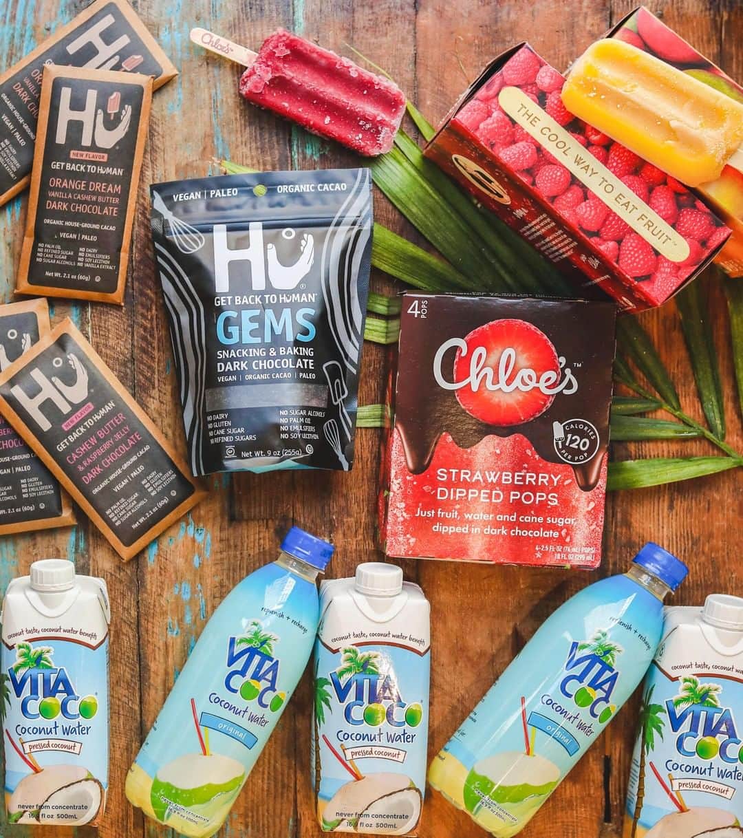 Vita Coco Coconut Waterのインスタグラム：「July Fourth GIVEAWAY! ❤️🇺🇸💙 On this day of red, white and blue what better way to celebrate than with our friends @hukitchen and @chloesfruit! ⭐️ Enter for a chance to add some fireworks to your Independence Day! How to enter: 🎆Make sure you're following @chloesfruit, @hukitchen and @vitacoco 🎆Like this photo and let us know how you're celebrating July 4th in the comments! 🎆For a BONUS entry, repost this photo or share  it on IG stories and make sure to tag us in your post! Giveaway ends on July 4th at 12:00 AM EST. The winner will be notified via DM and announced through stories. Good luck!」